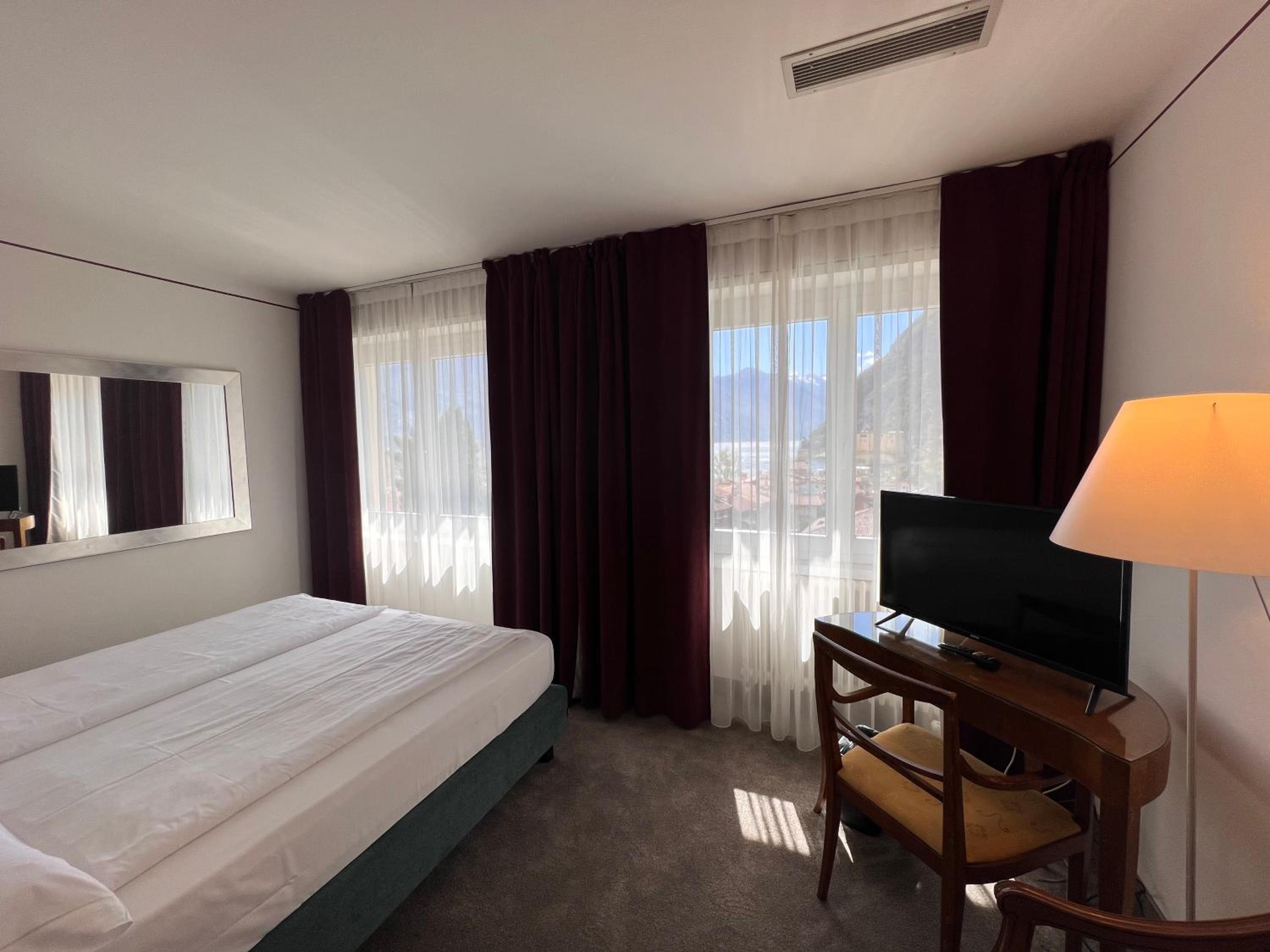 Double Room with Lake View - Photo 4