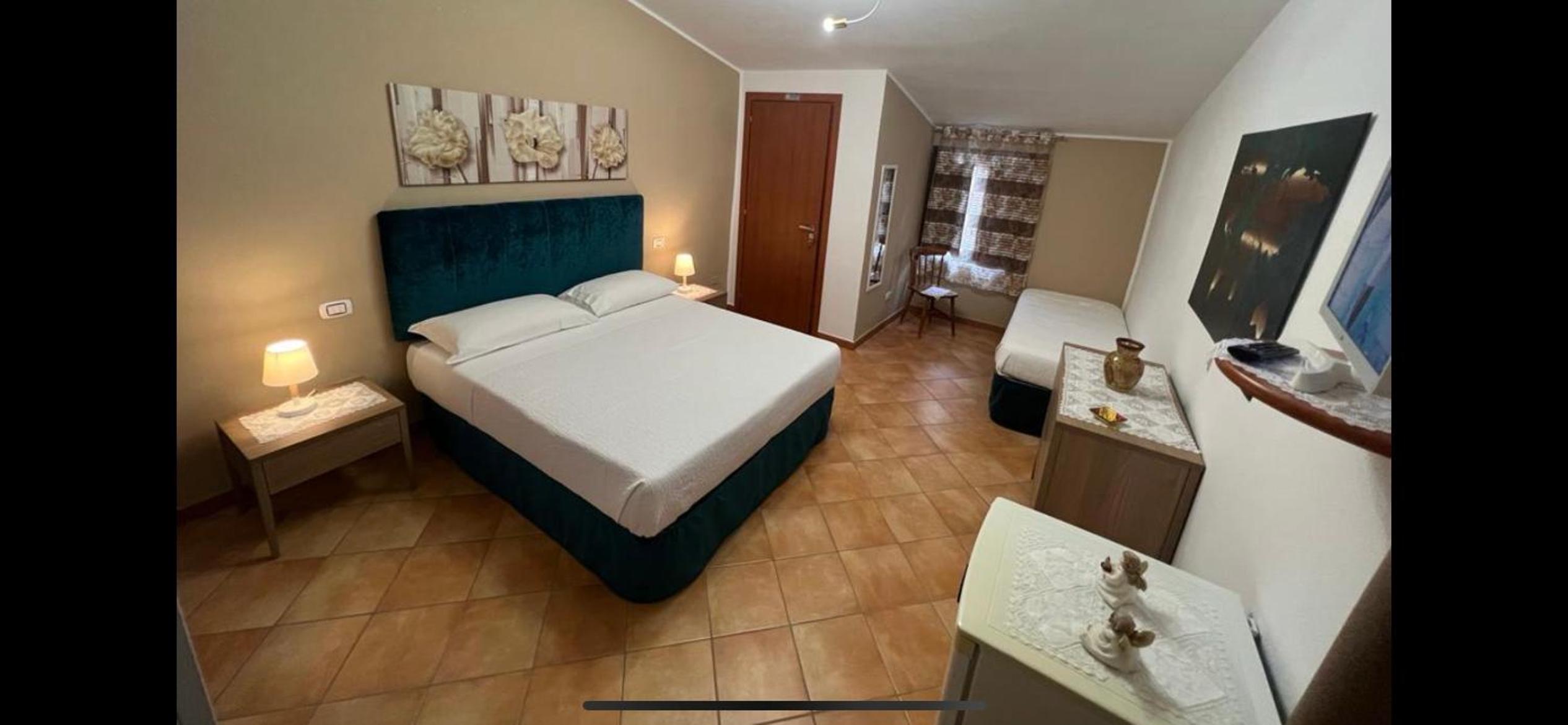 Economy Triple Room photo 3