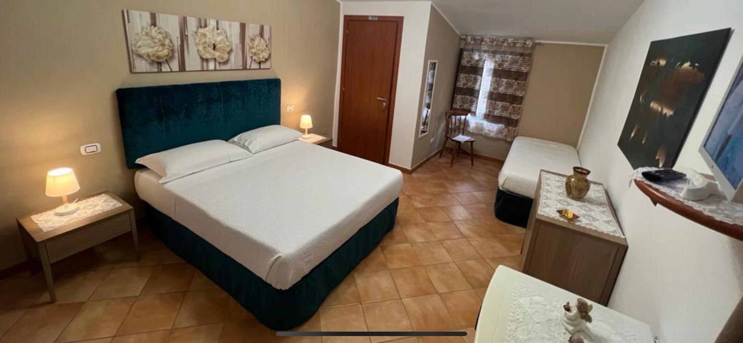 Economy Triple Room photo 2