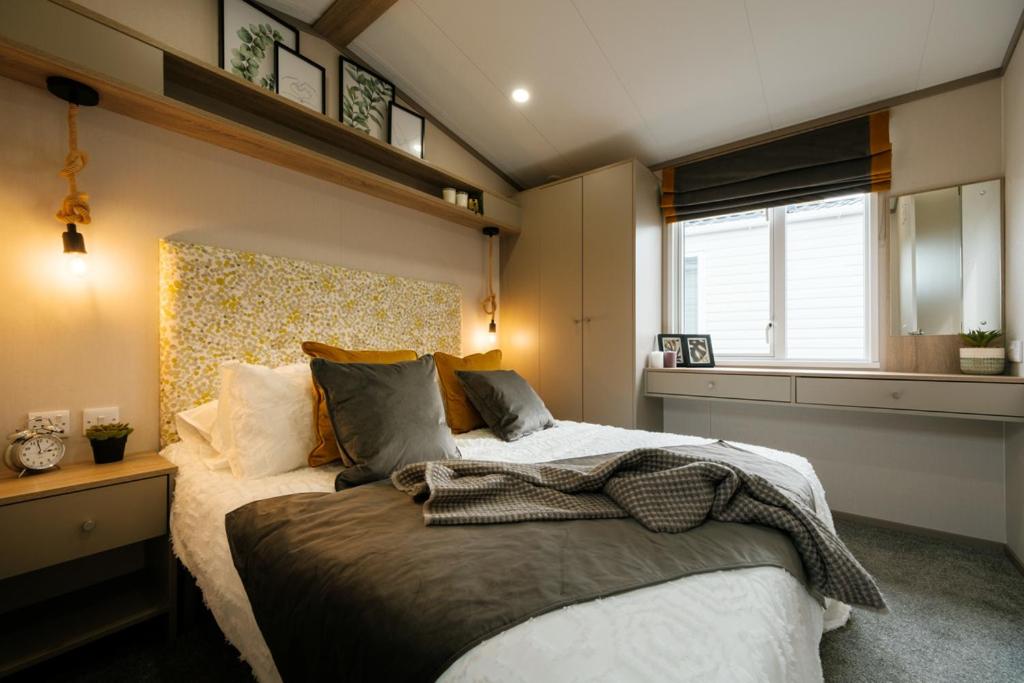 2 Bedroom Classic Caravan (Sleeps 4) photo 3