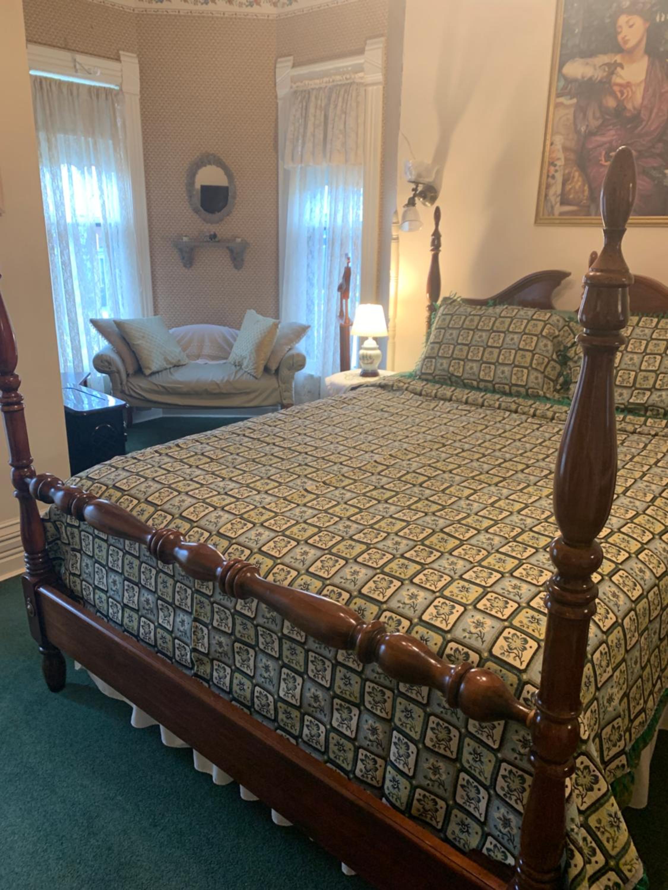 Queen Room with Shared Bathroom photo 1