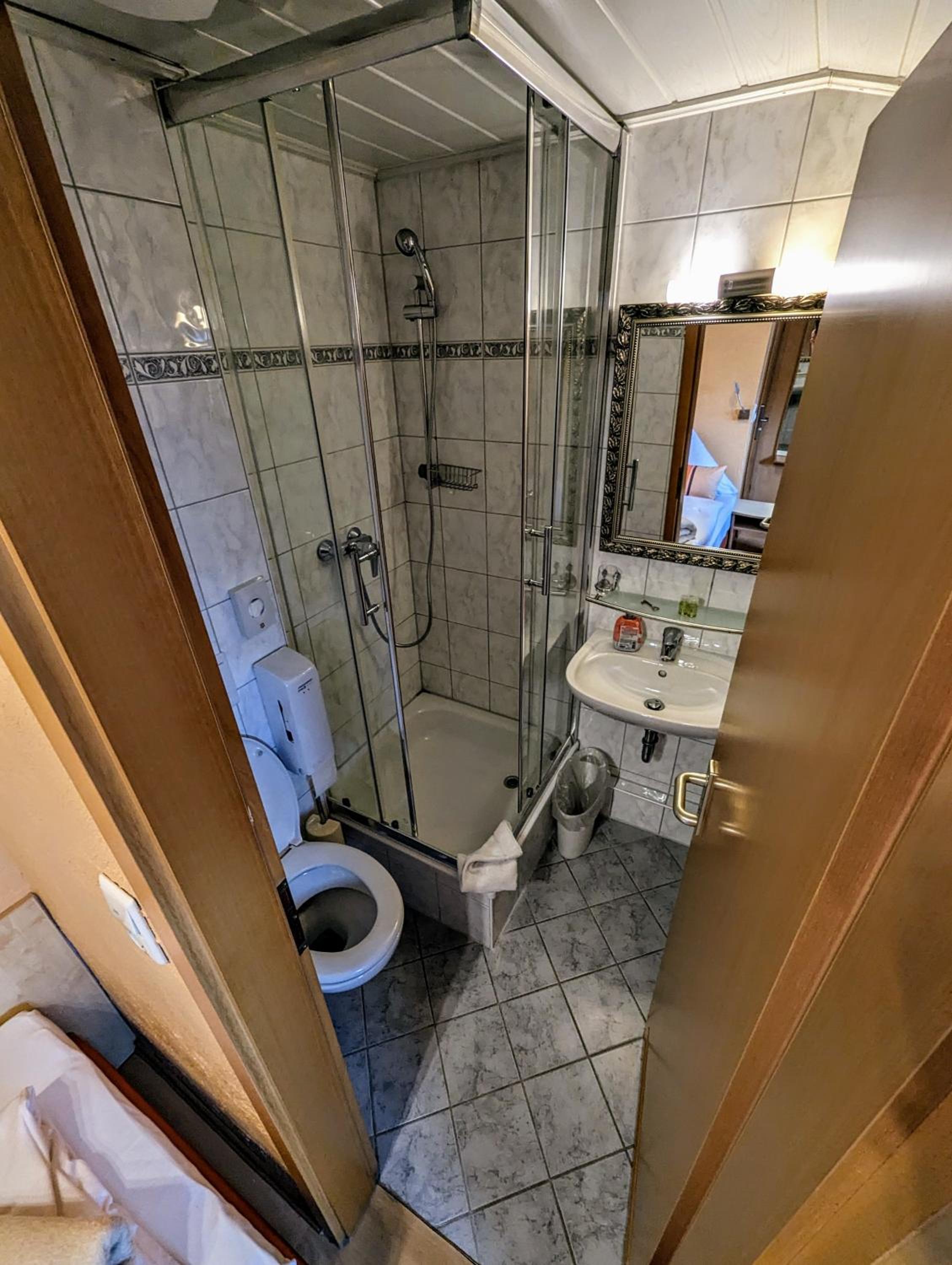 Budget Twin Room - Photo 6