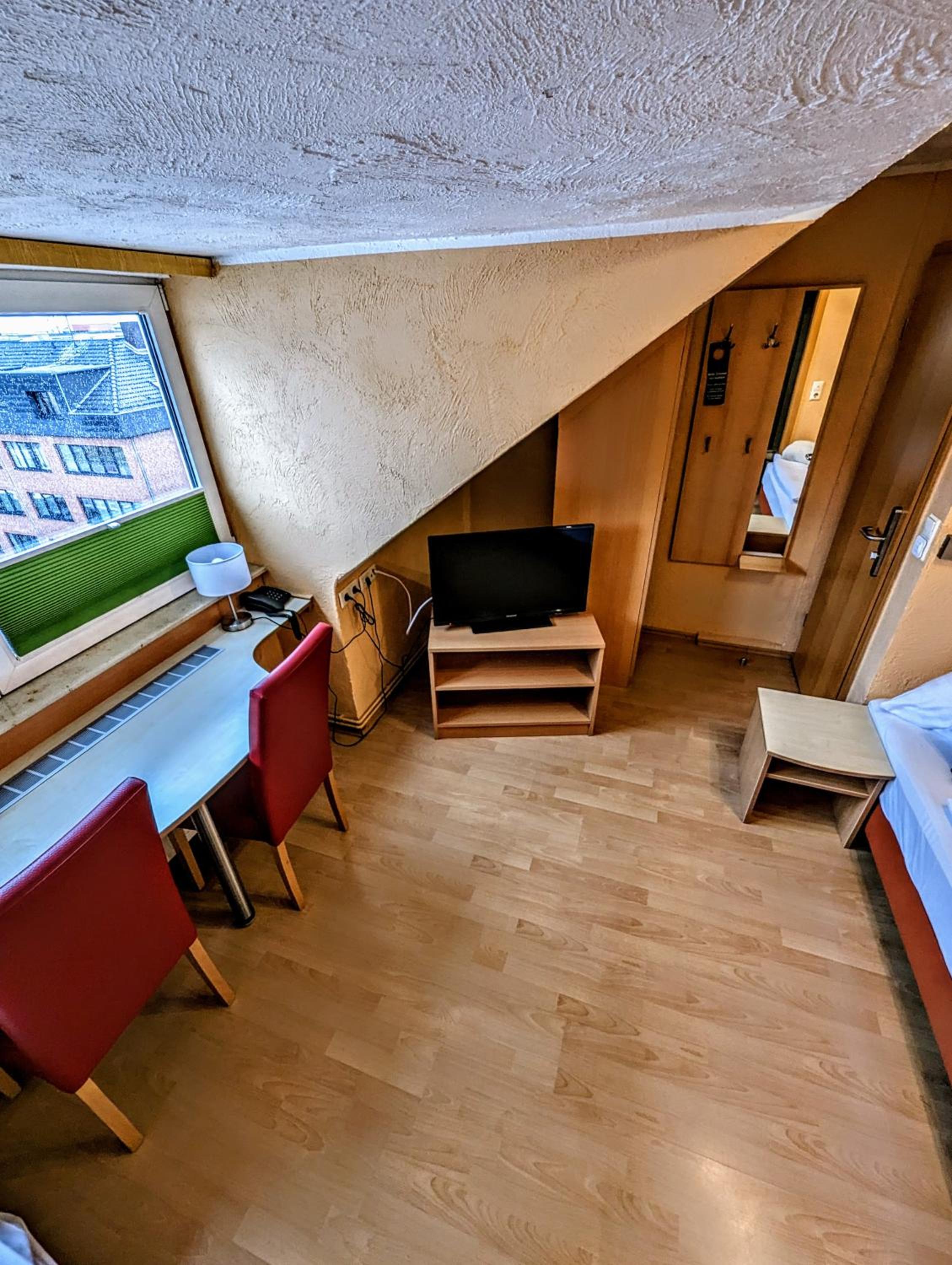 Budget Twin Room - Photo 3