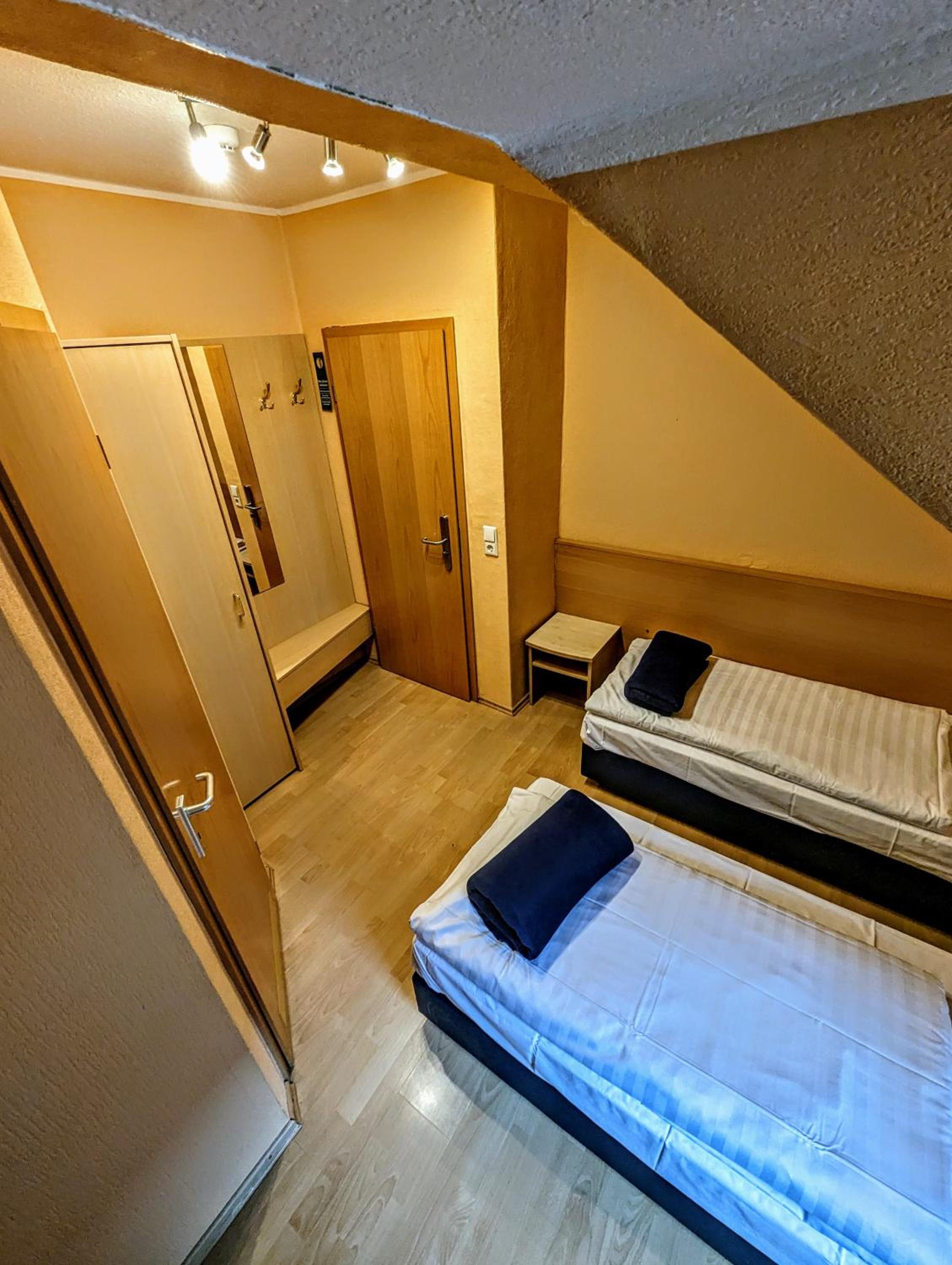 Budget Twin Room - Photo 5
