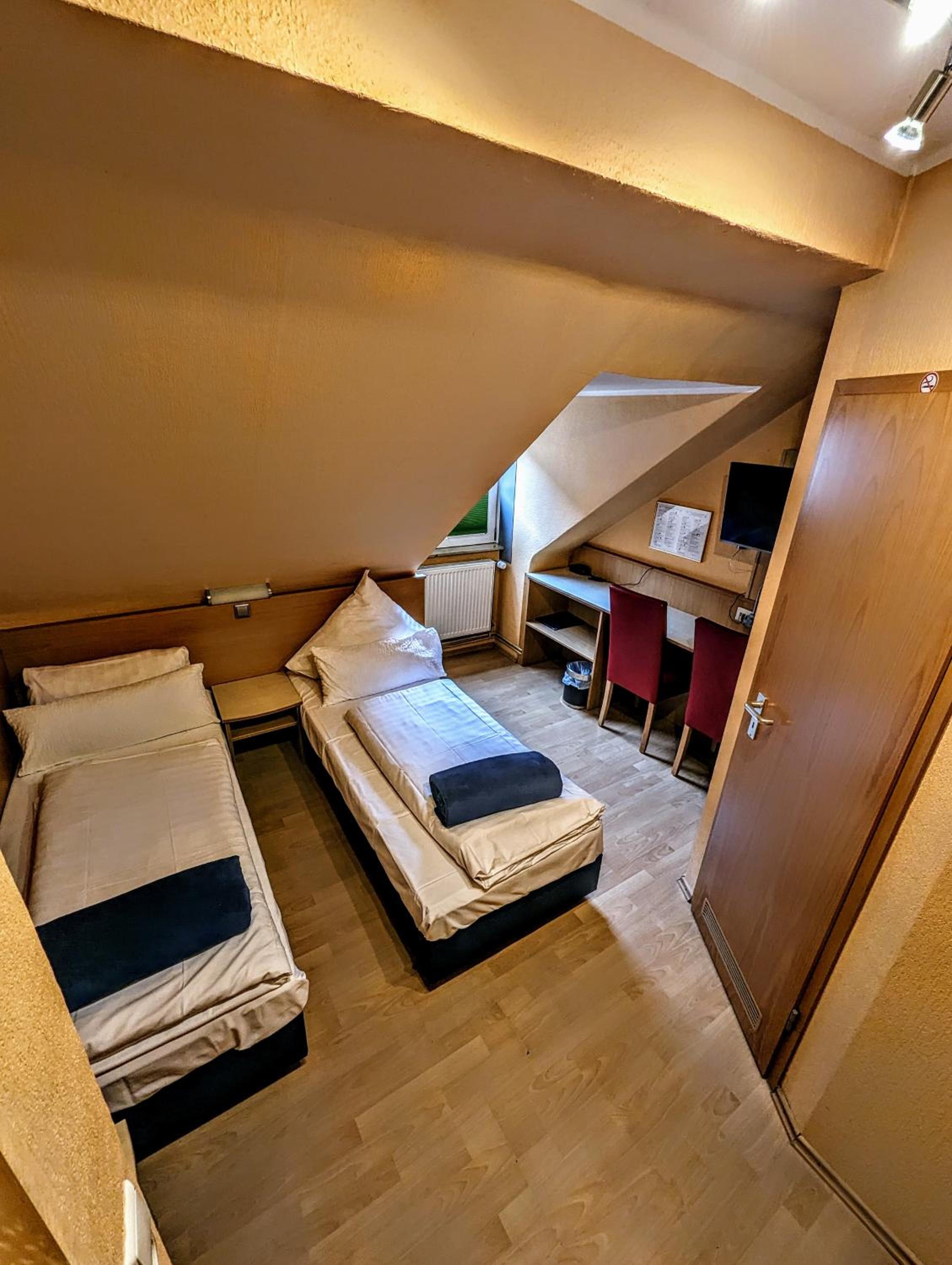 Budget Twin Room - Photo 2