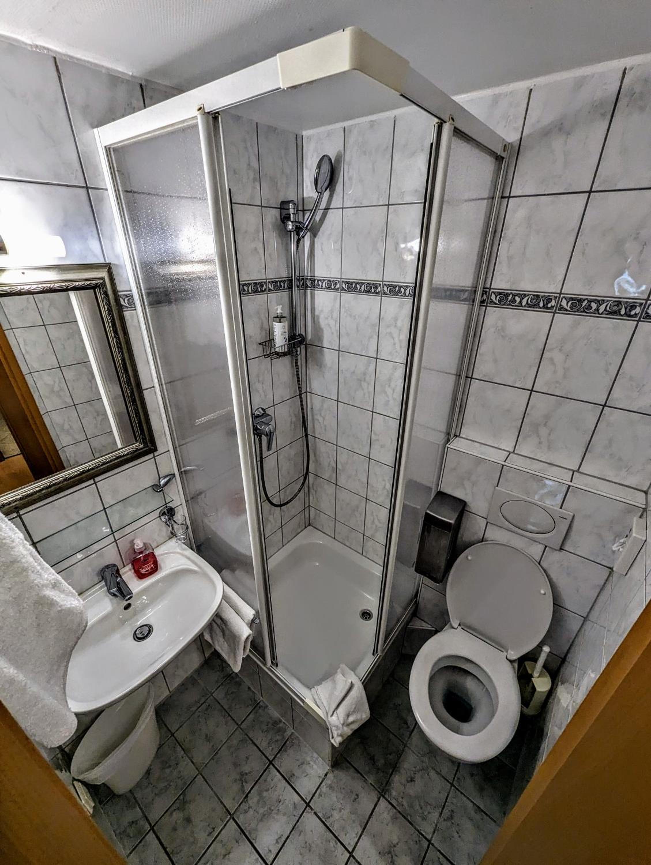 Budget Twin Room - Photo 4