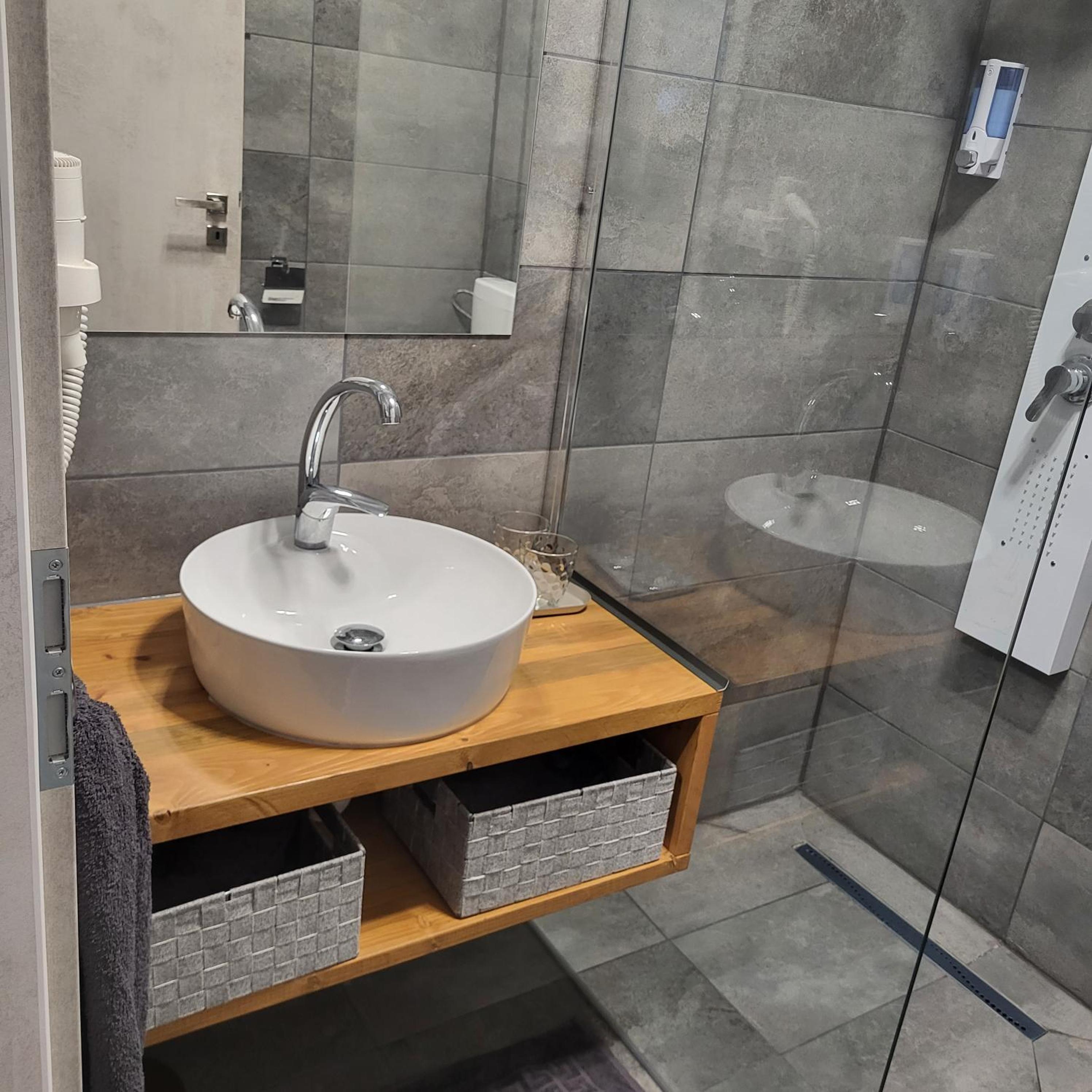 Deluxe Double or Twin Room - Photo 8
