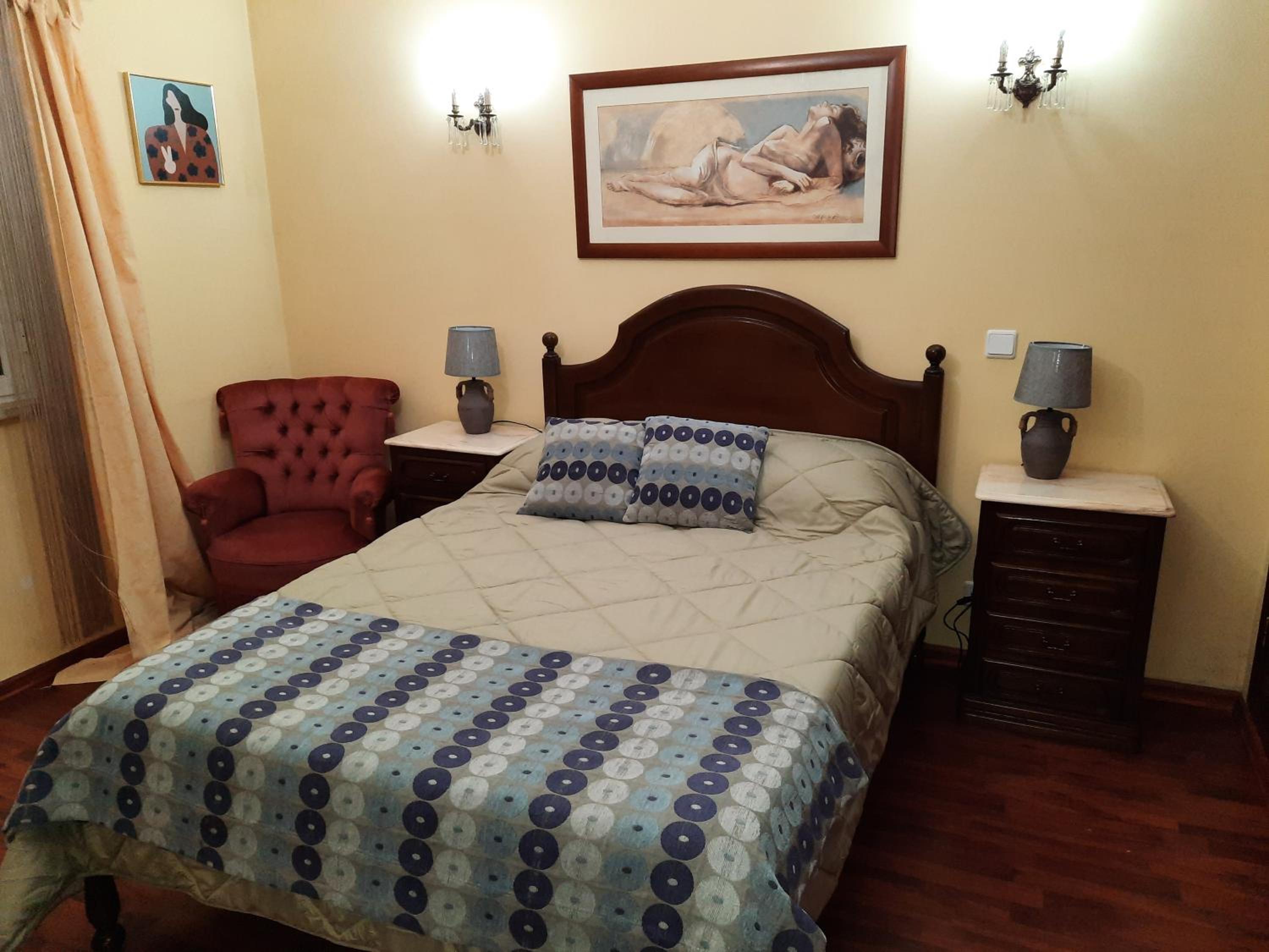 Six-Bedroom House photo 1