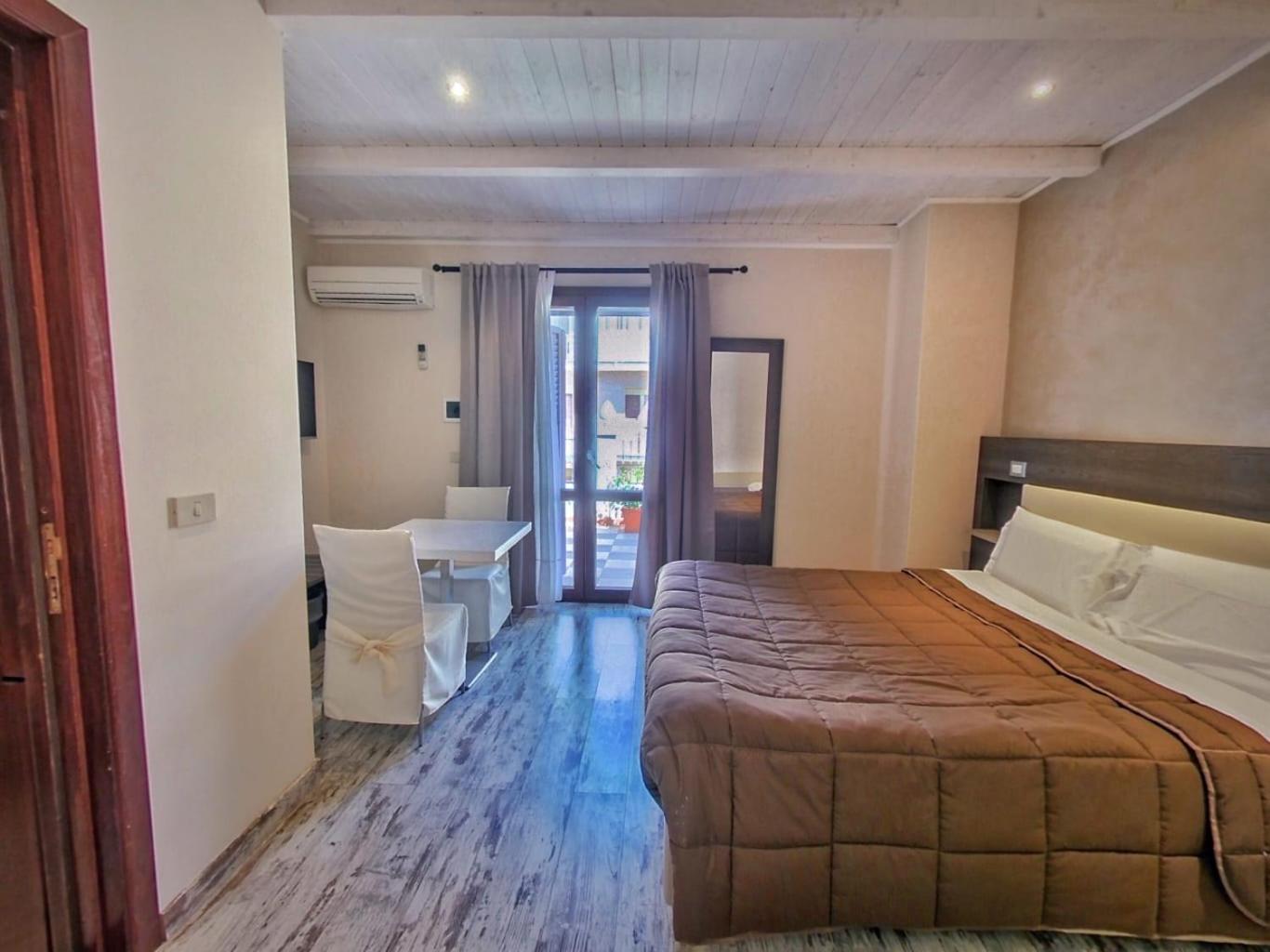 Single Room - Photo 1