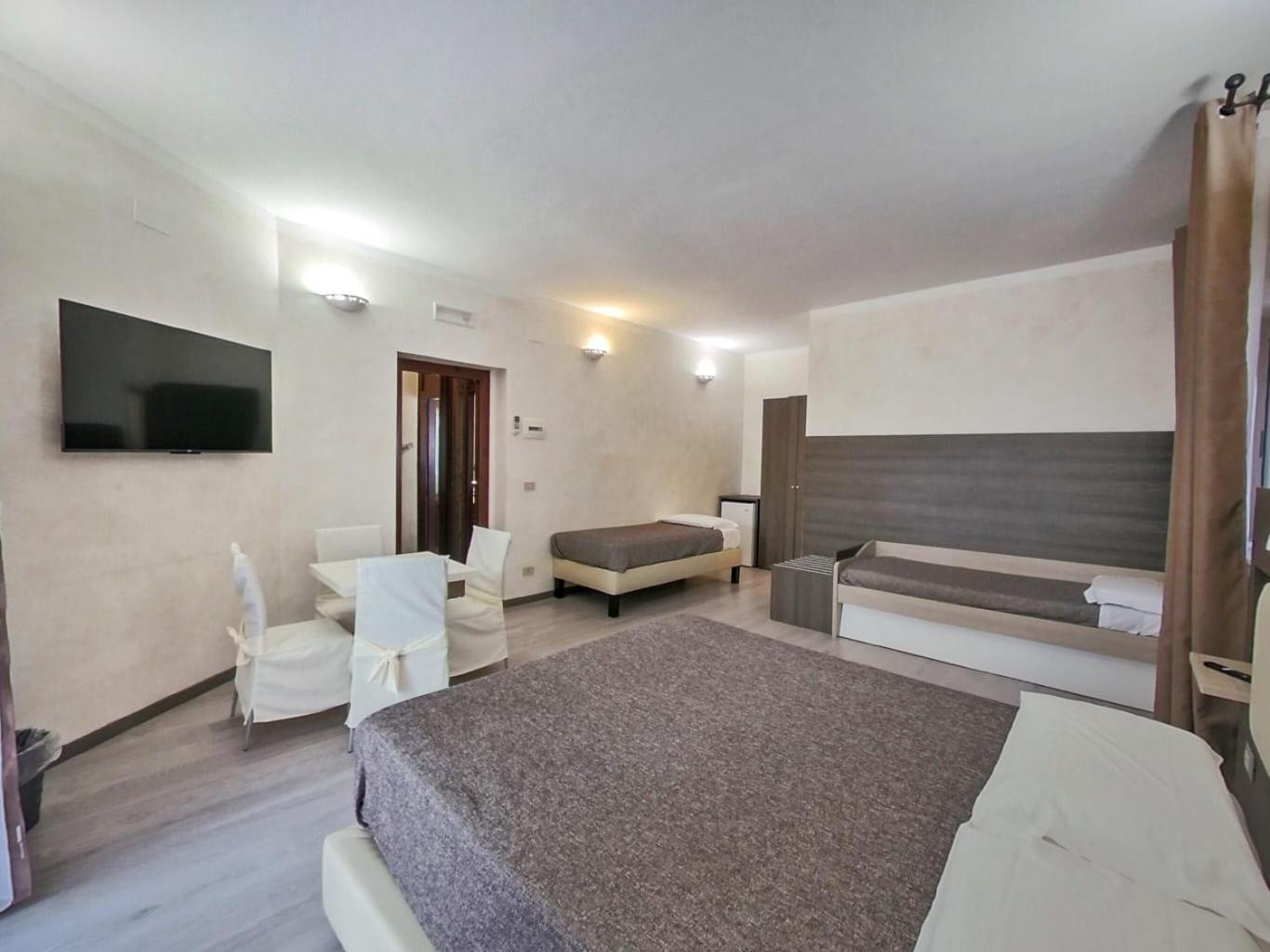 Quadruple Room - Photo 1