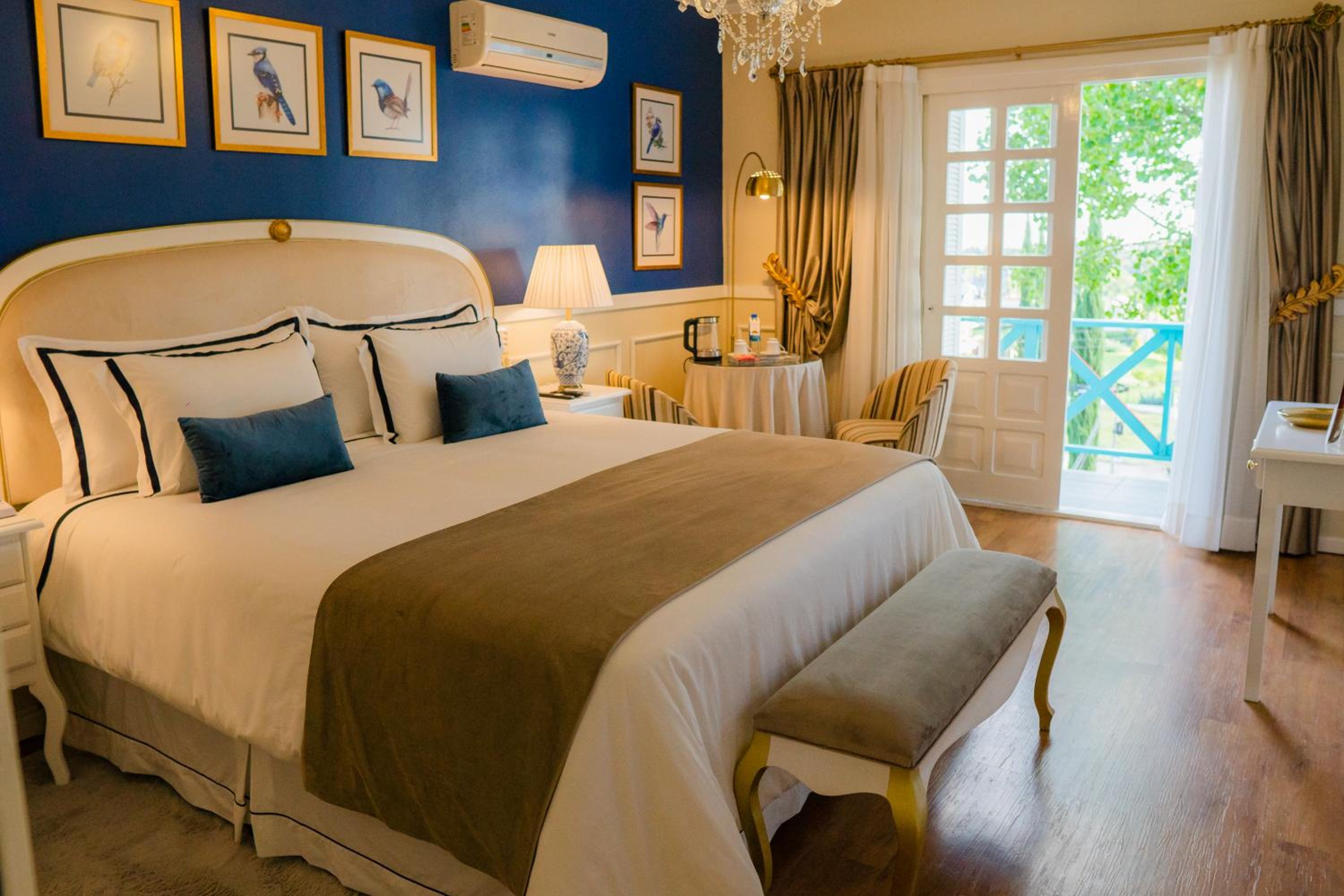 King Suite with Balcony photo 1