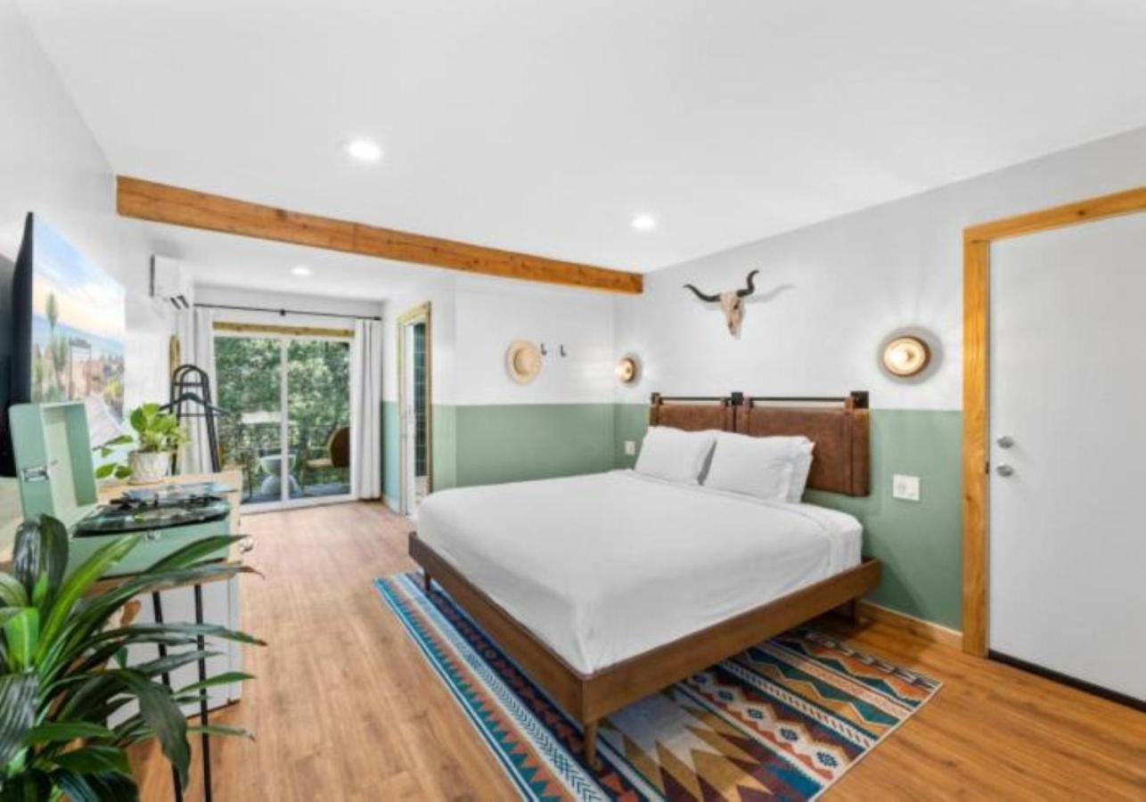Deluxe King Suite photo 1
