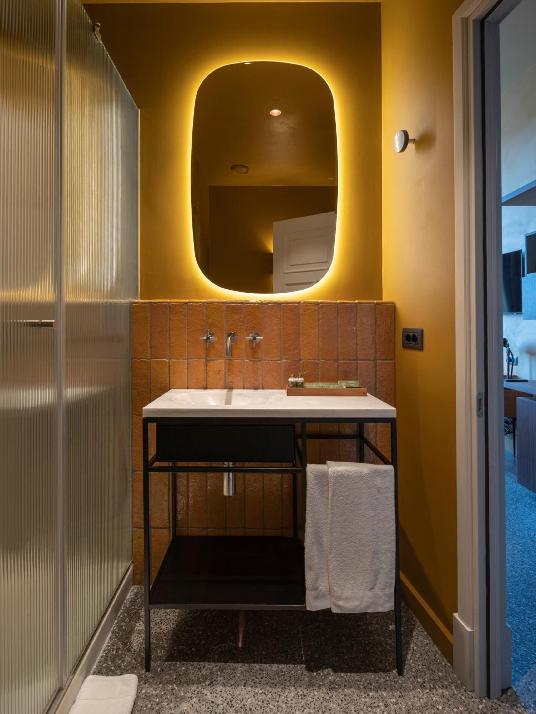 Standard Double Room - Photo 16