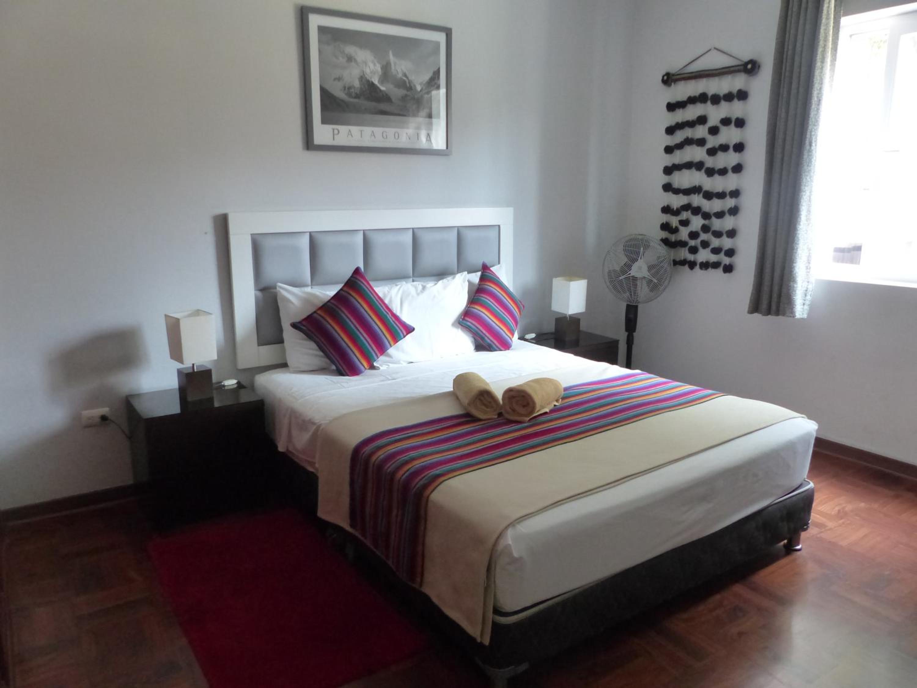 Queen Room with Shared Bathroom photo 2