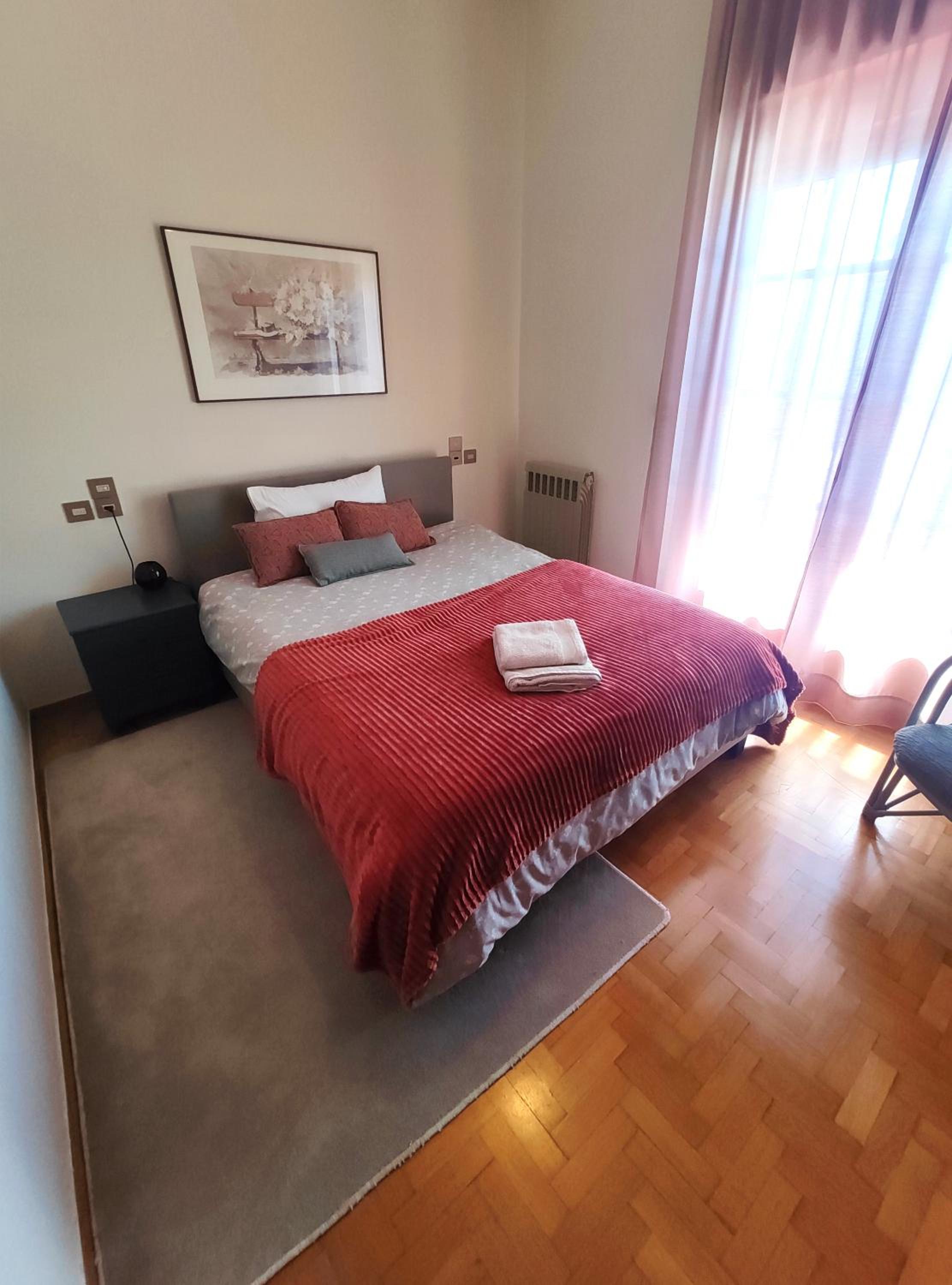 Apartment with Balcony - Photo 5