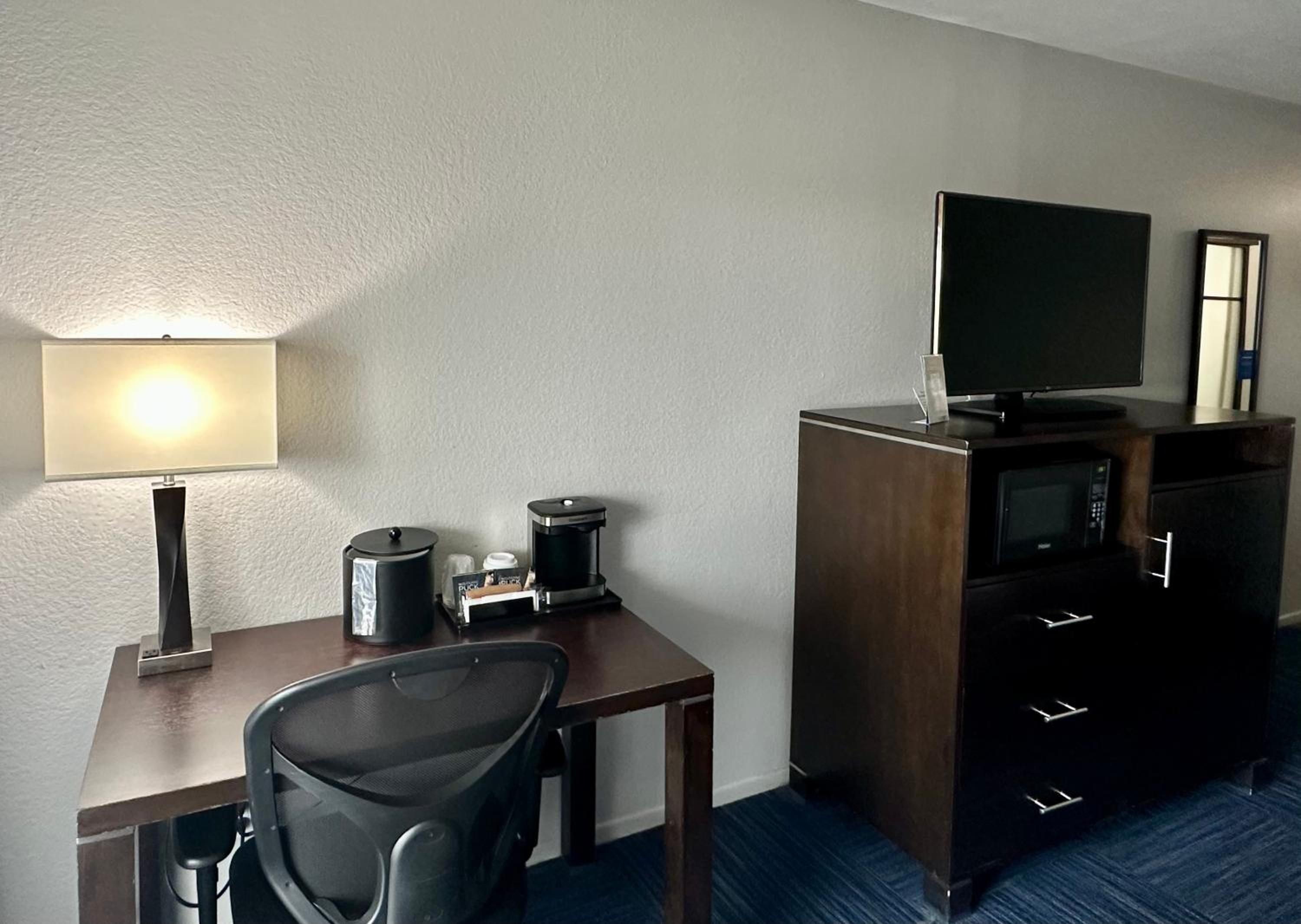 Deluxe King Room - Photo 6