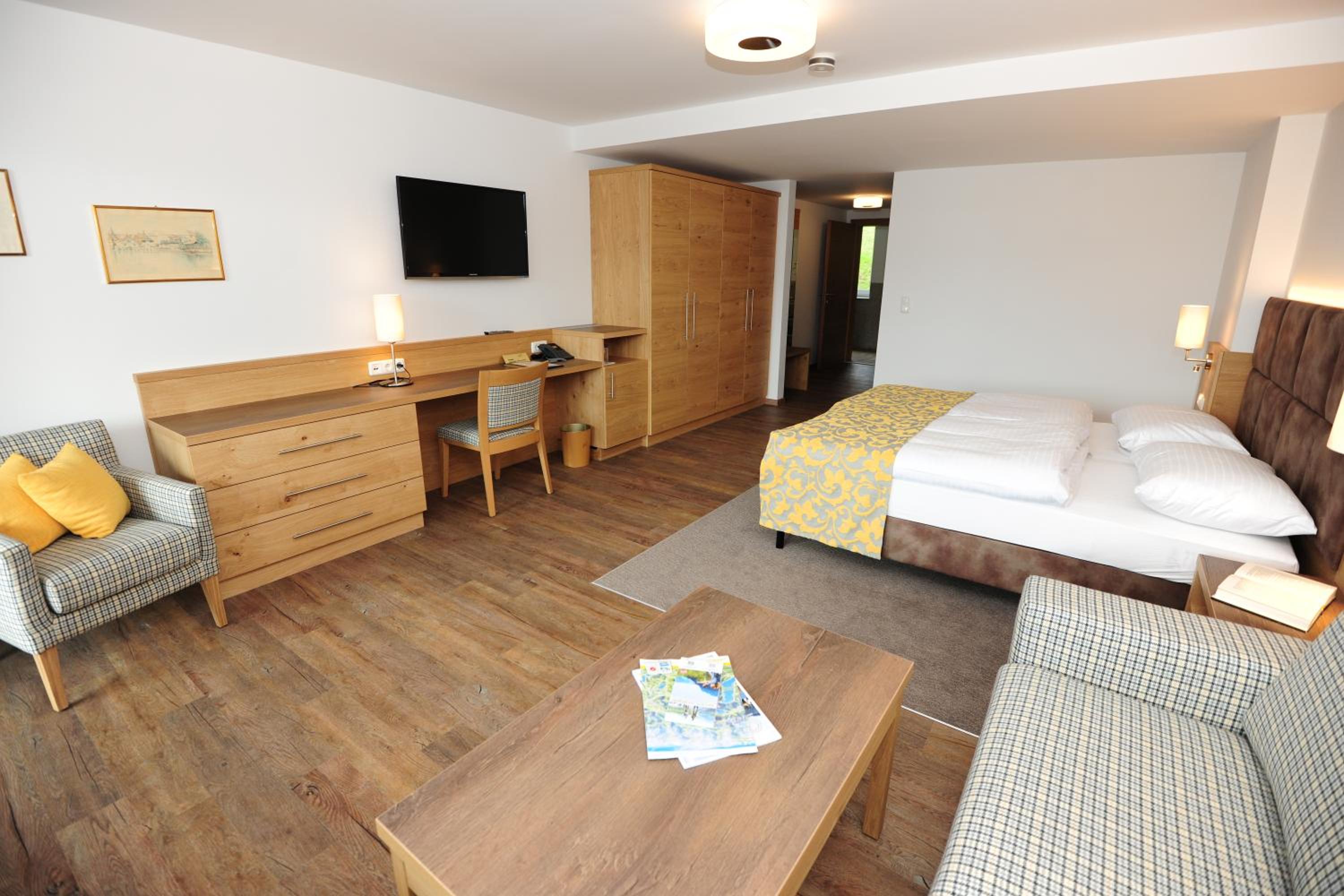 Deluxe Double Room with Lake View - Photo 7