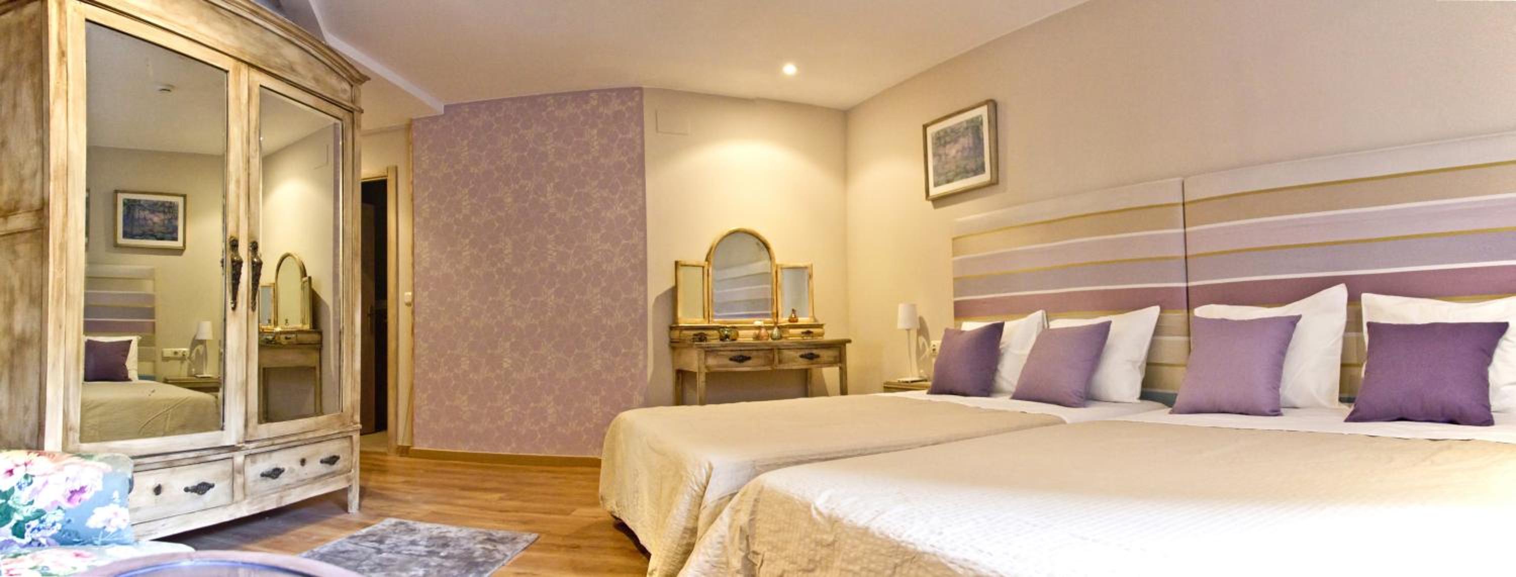 Comfort Family Room with Private Bathroom - Photo 1
