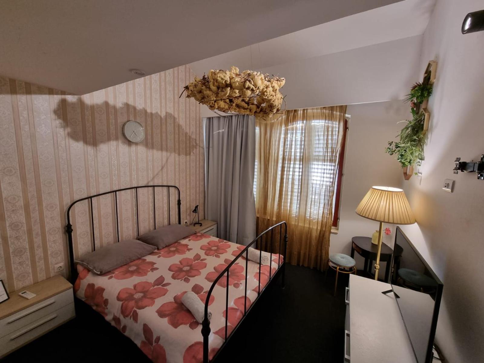 Double Room with Shared Bathroom photo 2