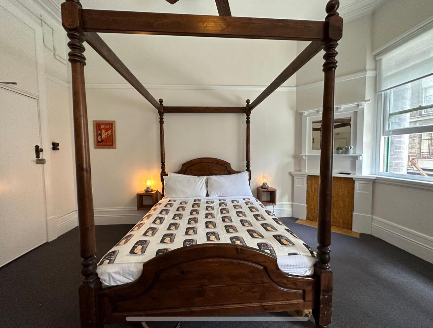 Deluxe Queen Room with Shared Bathroom photo 1