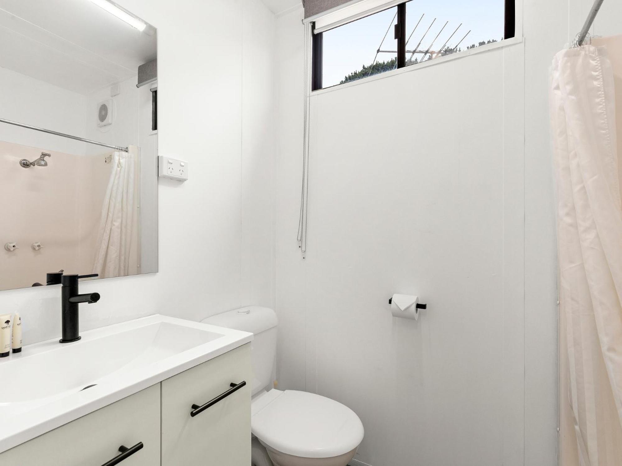 Two Bedroom Budget Cabin - Photo 7