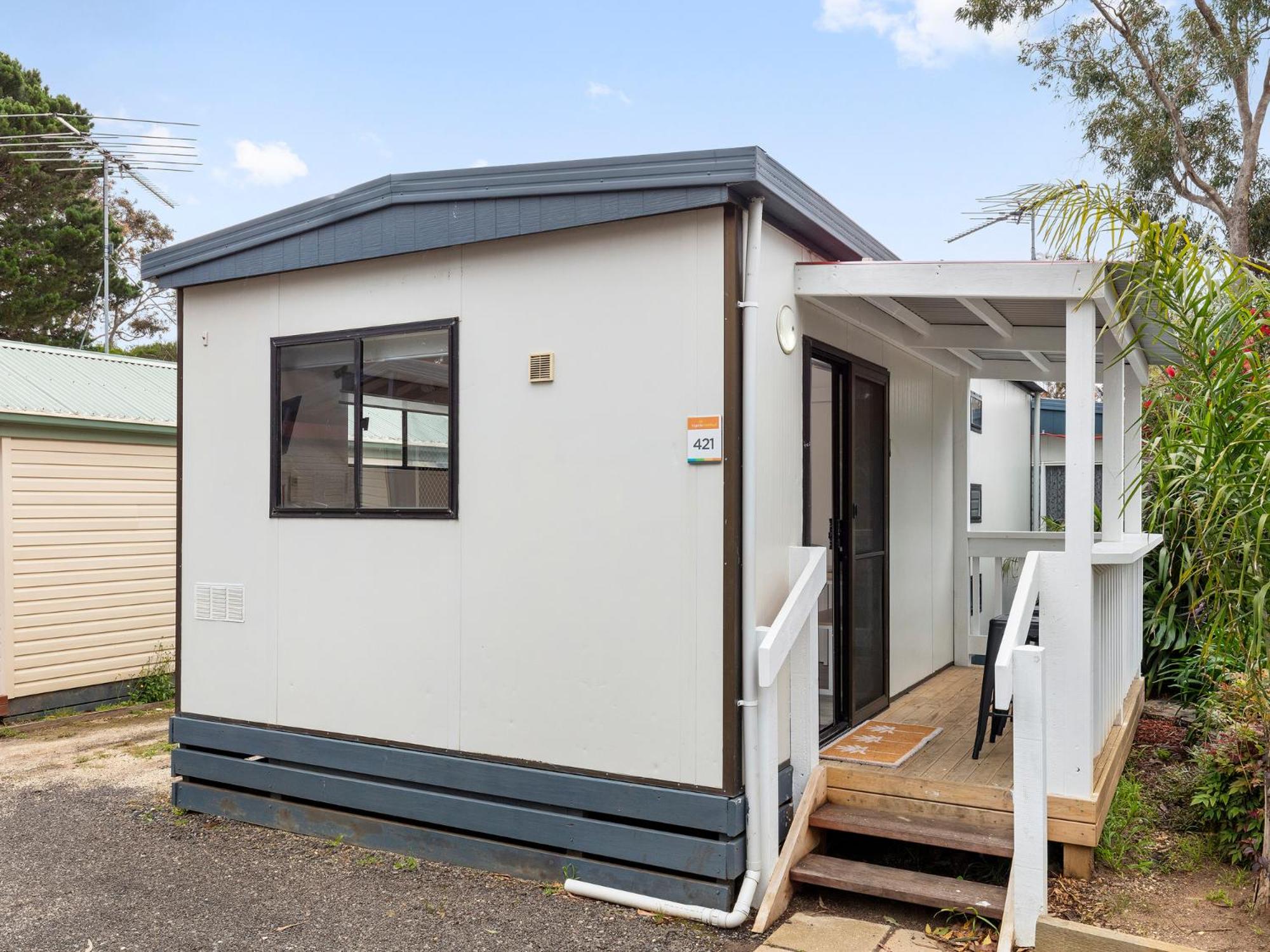 Two Bedroom Budget Cabin - Photo 9