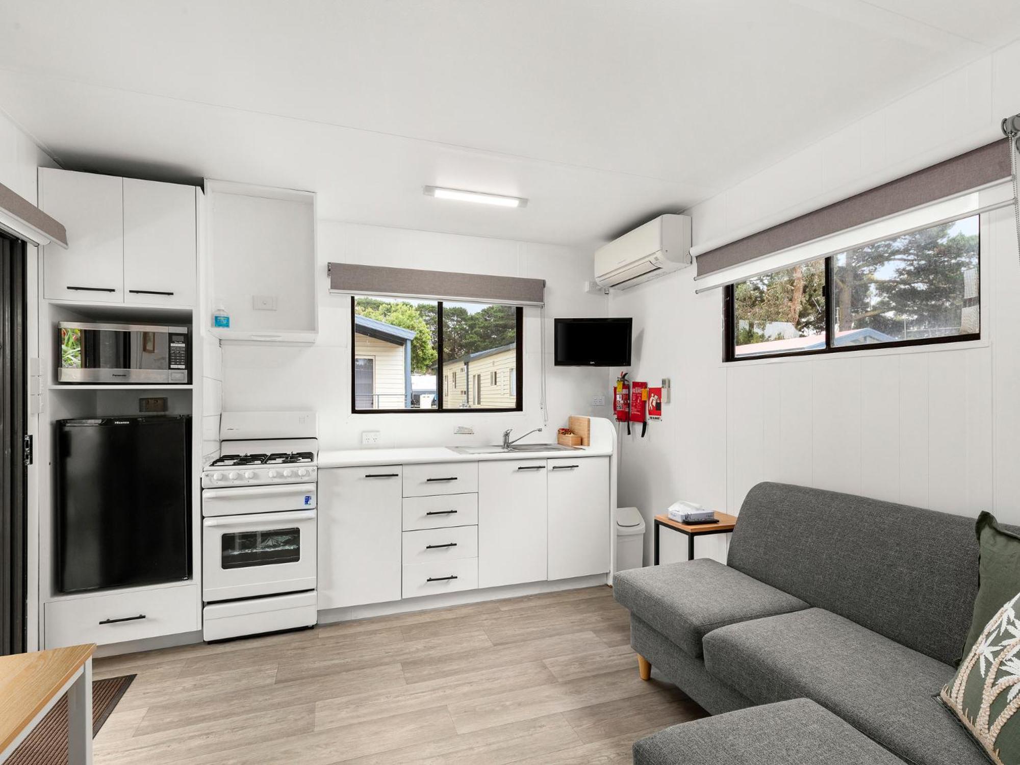 Two Bedroom Budget Cabin - Photo 6