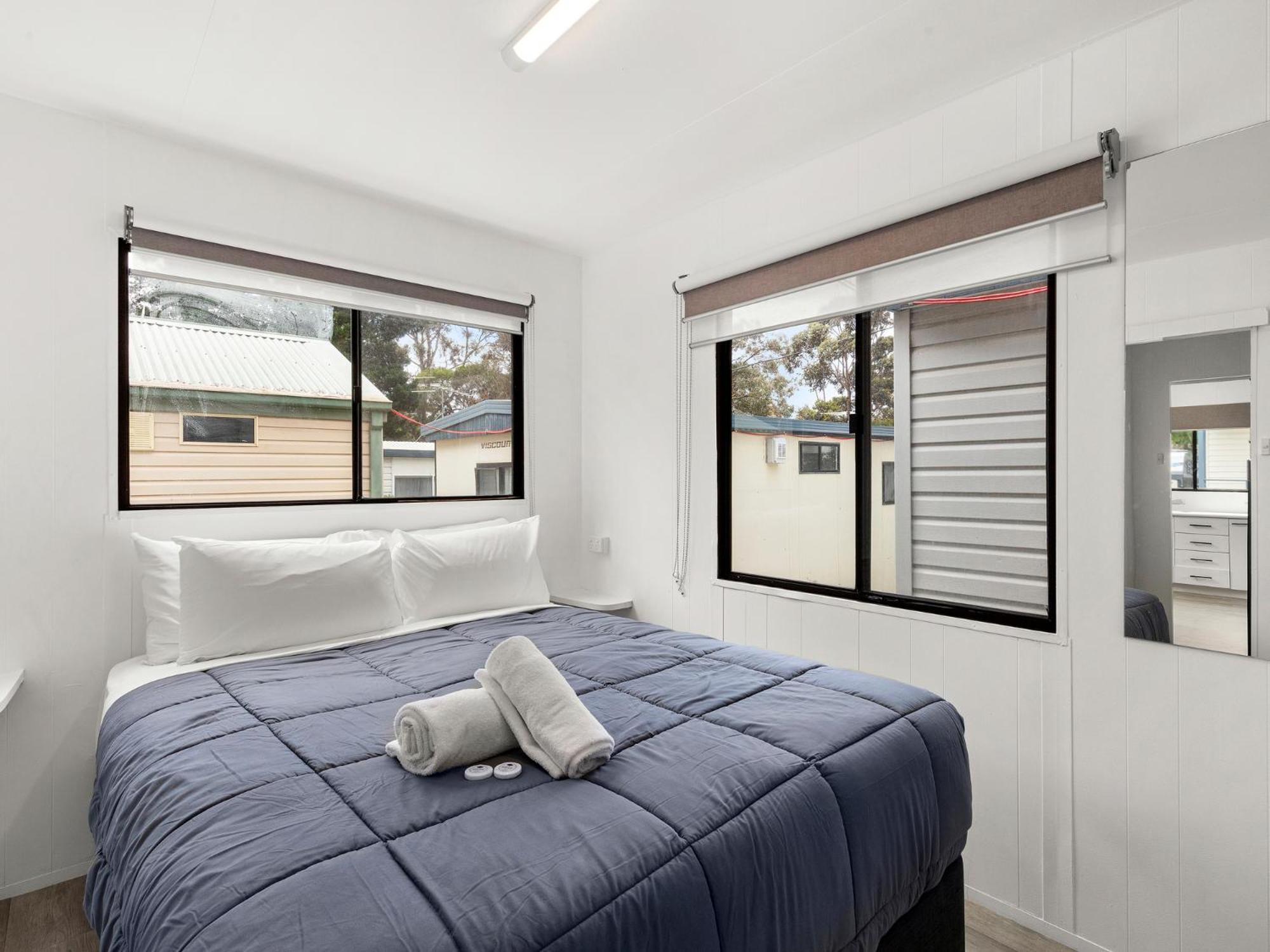 Two Bedroom Budget Cabin - Photo 2