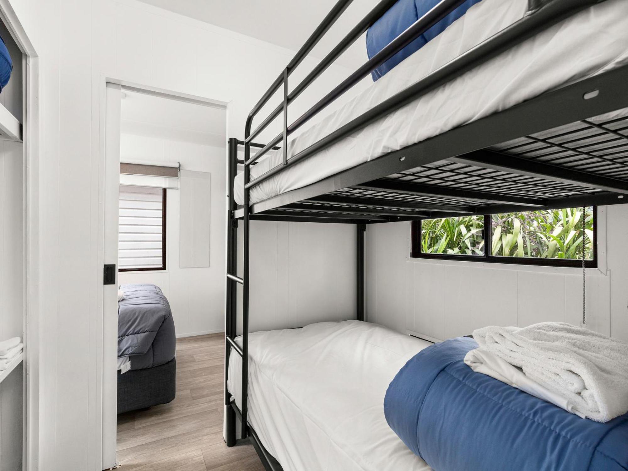 Two Bedroom Budget Cabin - Photo 3