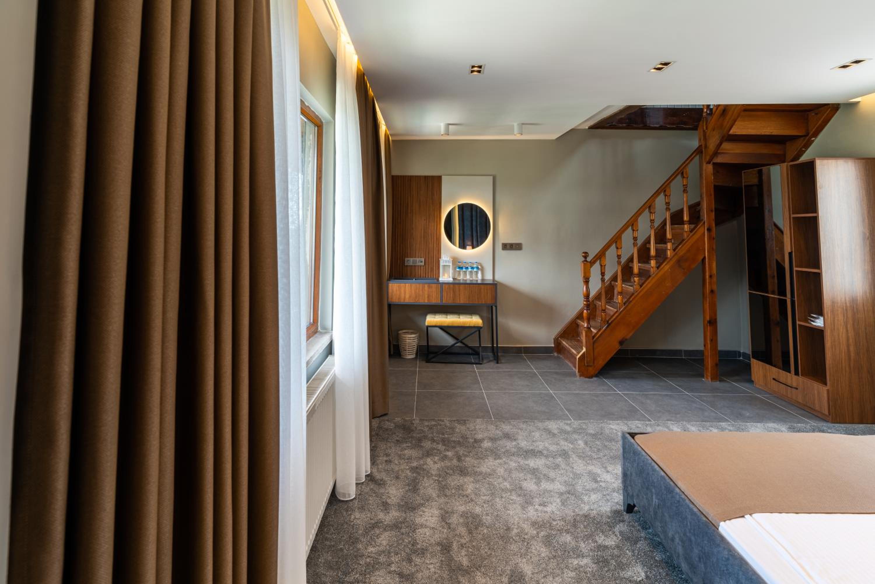 Duplex Room with Fireplace - Photo 11