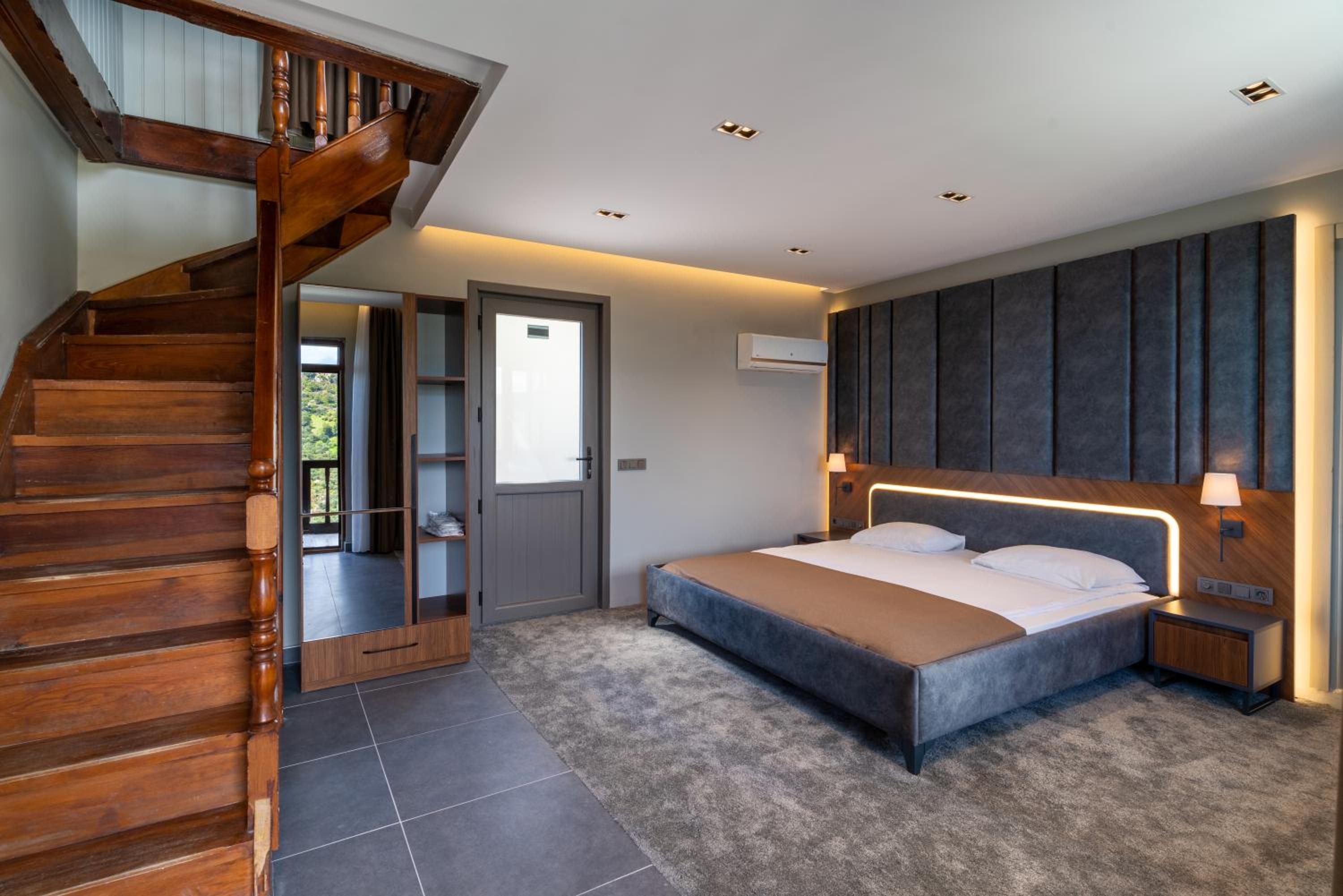 Duplex Room with Fireplace - Photo 7