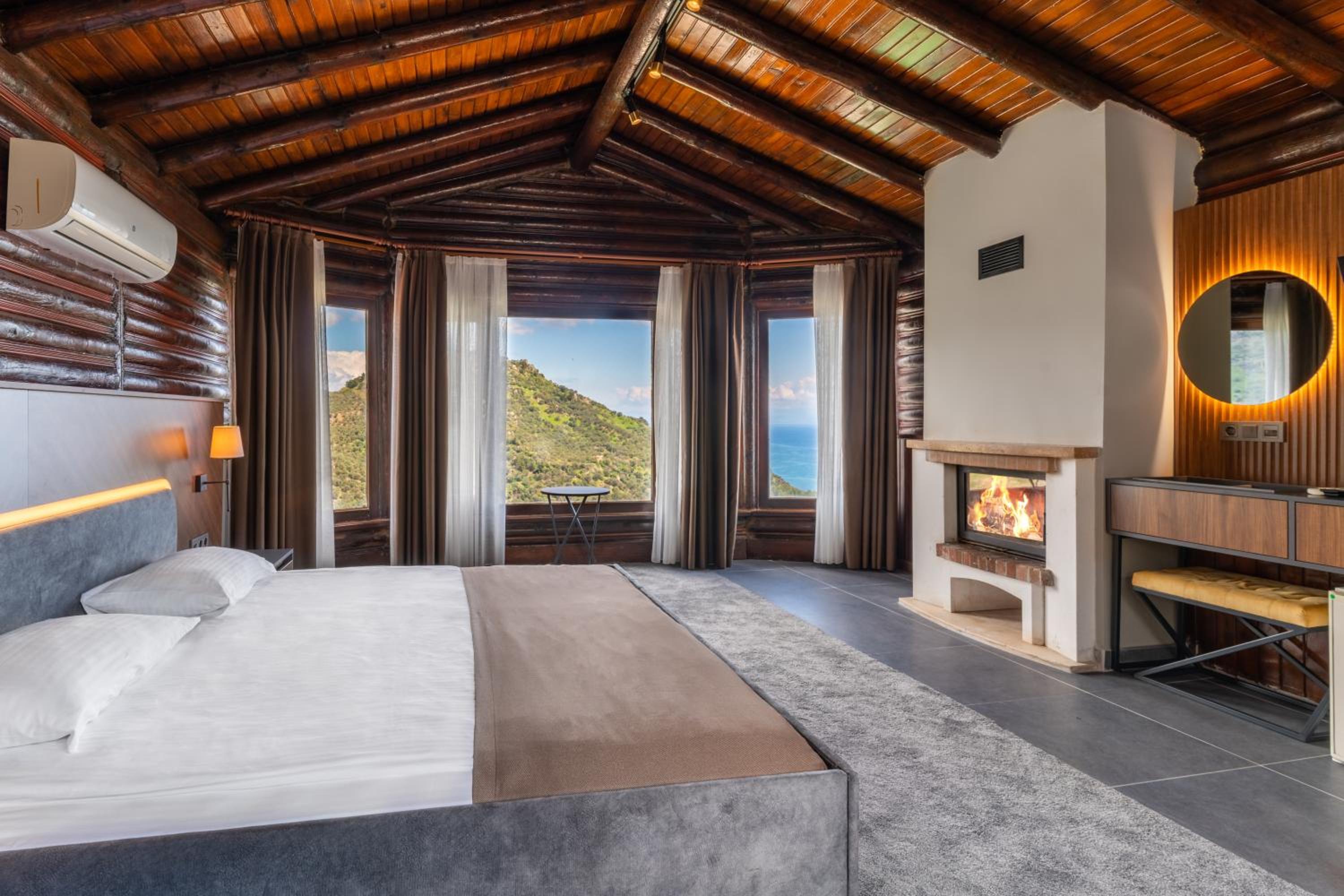 Duplex Room with Fireplace - Photo 17