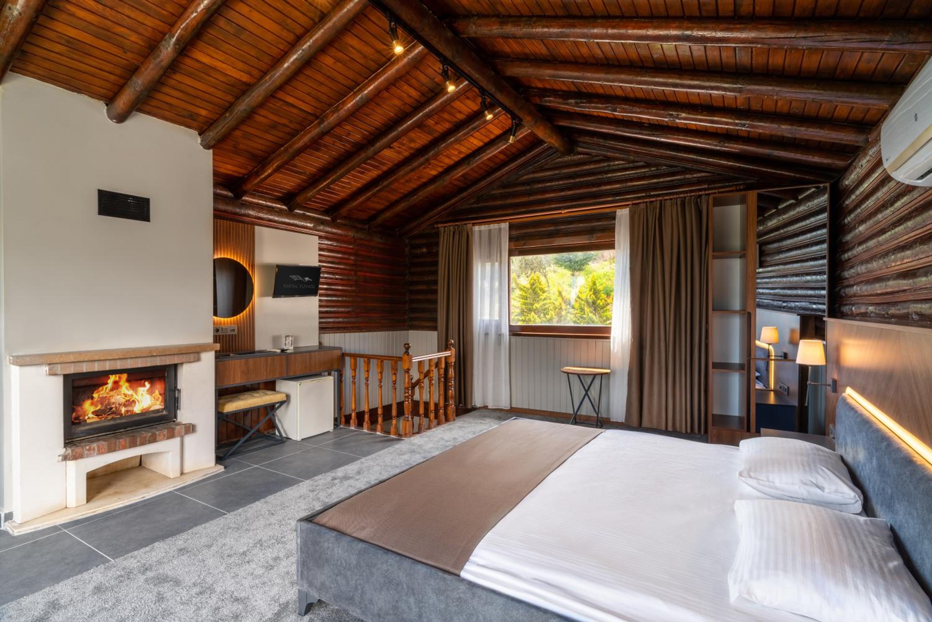 Duplex Room with Fireplace - Photo 5
