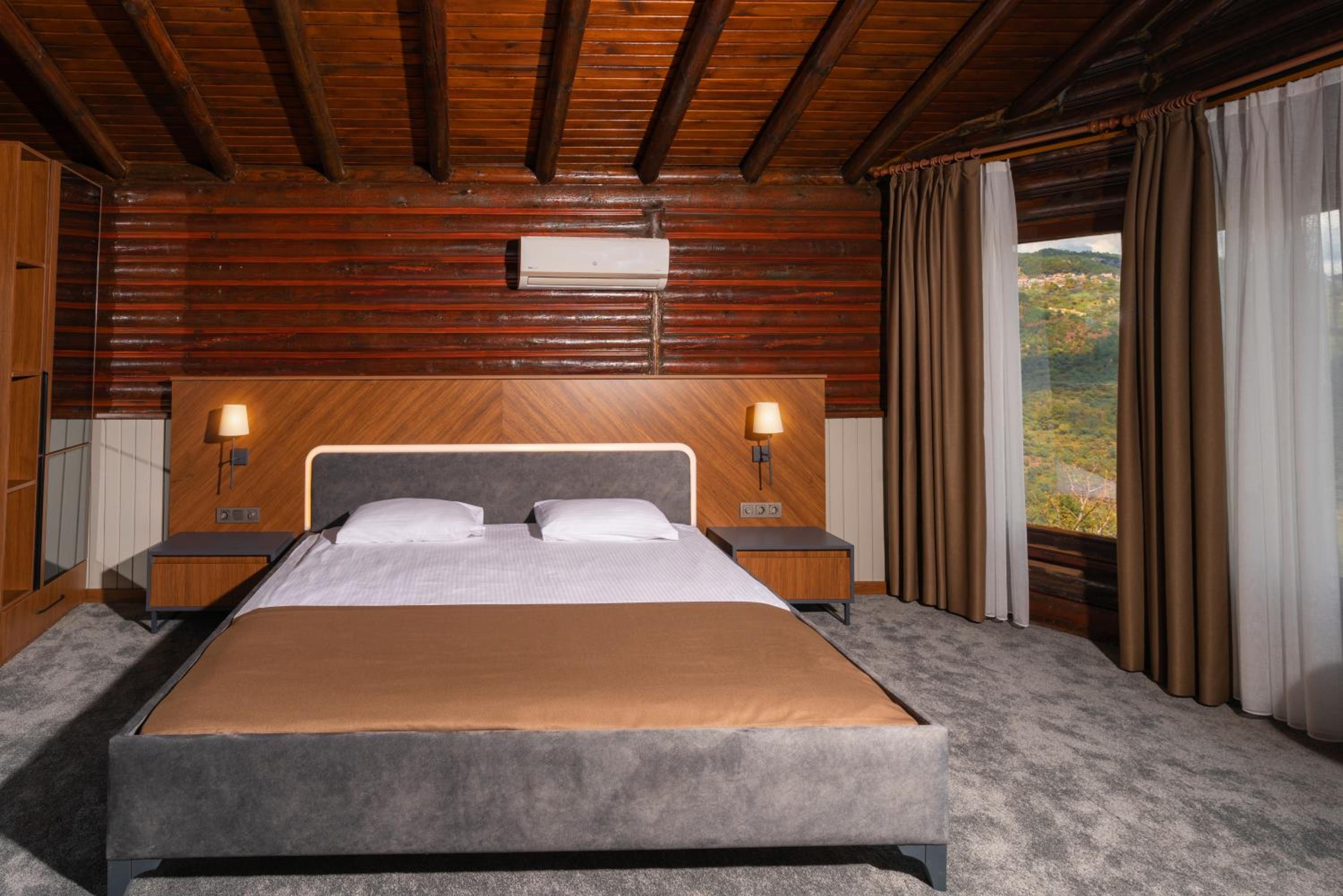 Duplex Room with Fireplace - Photo 4