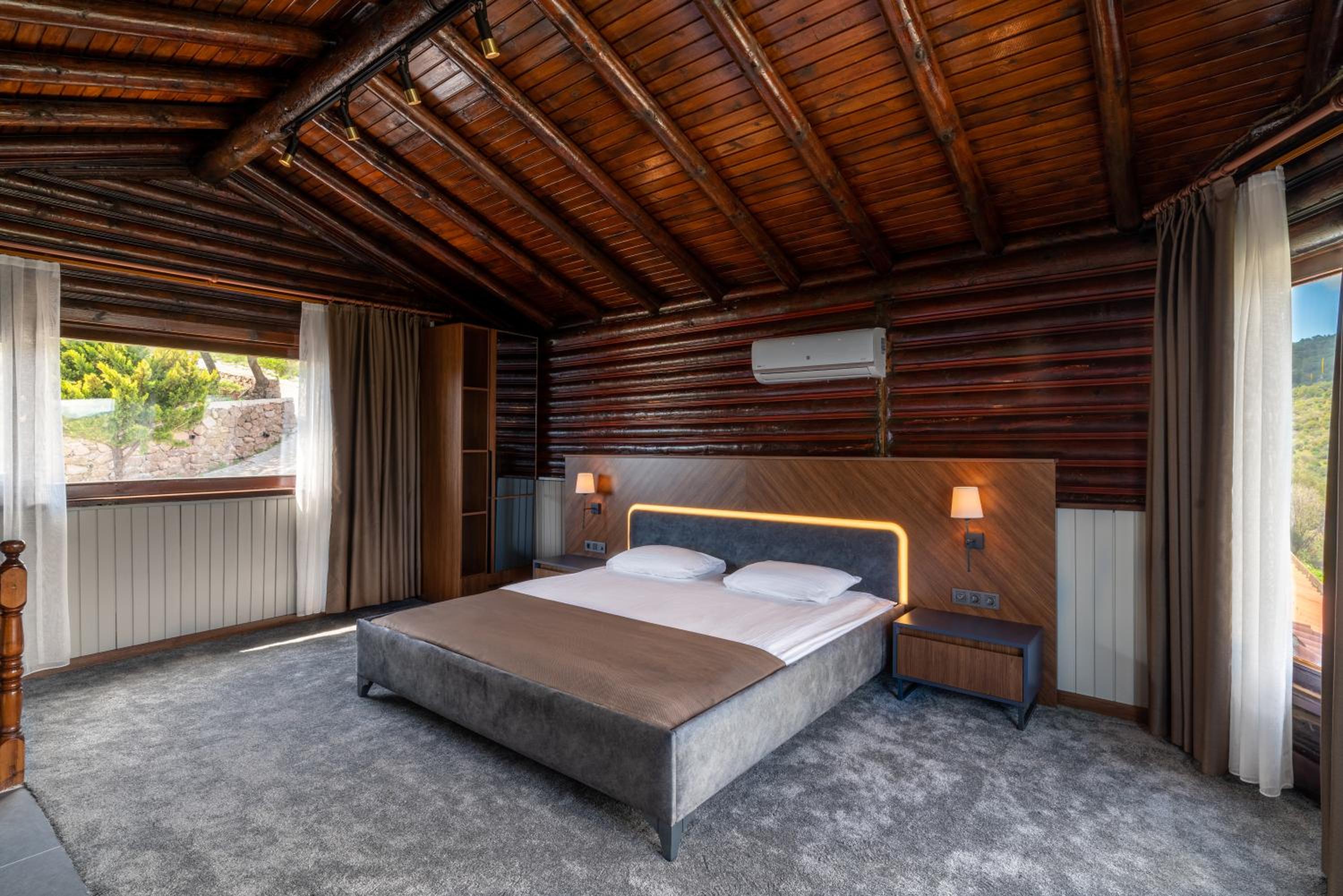 Duplex Room with Fireplace - Photo 14