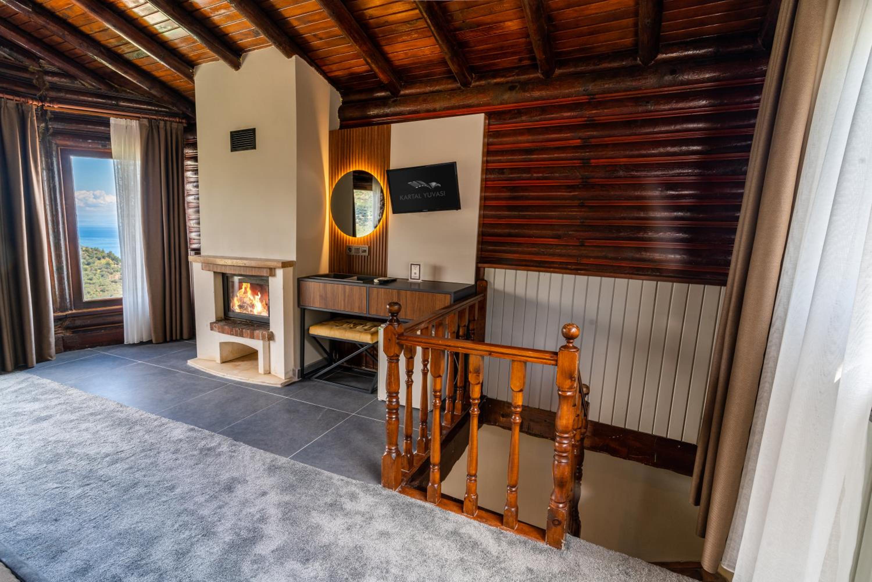 Duplex Room with Fireplace - Photo 3
