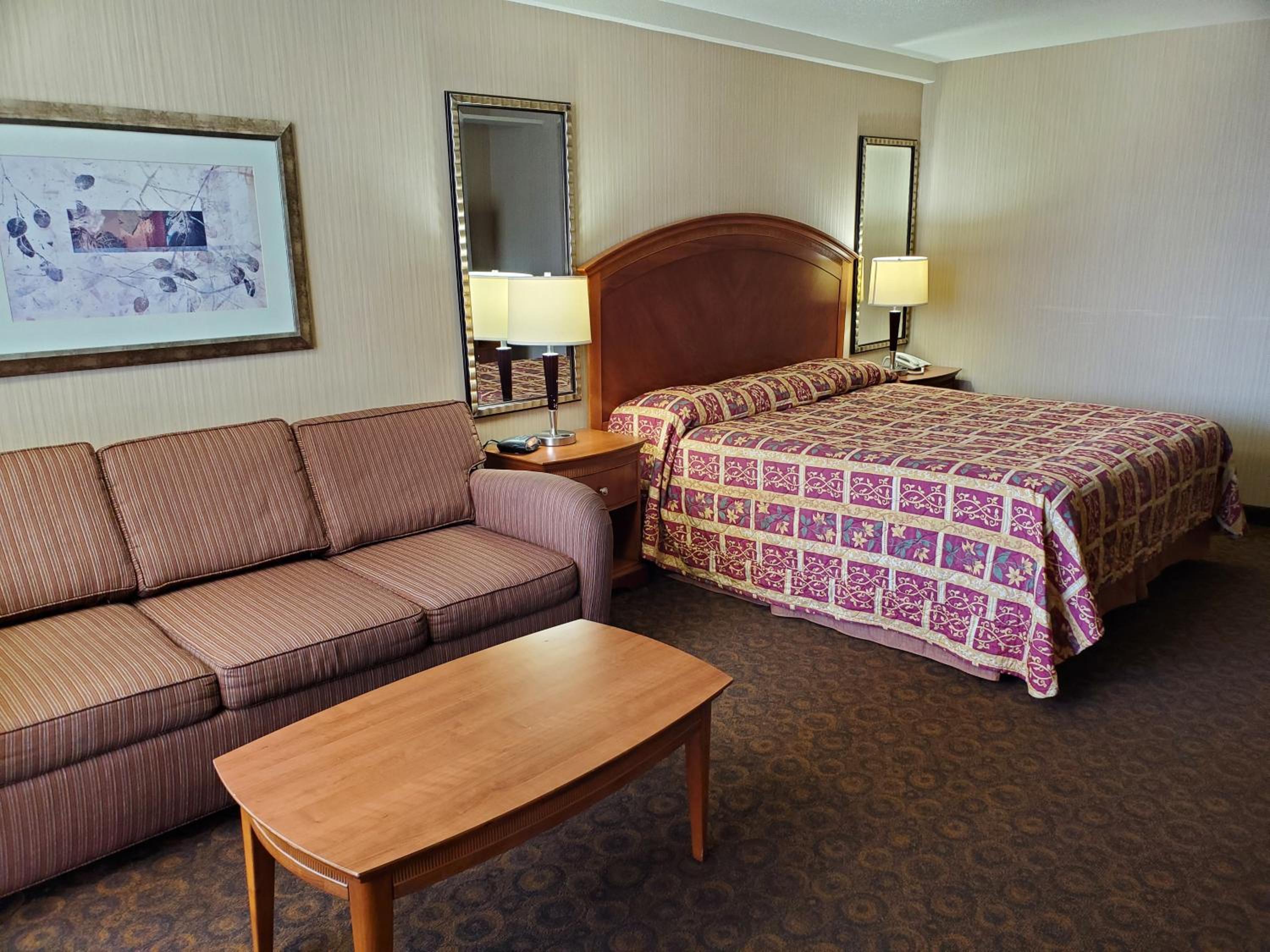 Deluxe King Room thumbnail 5