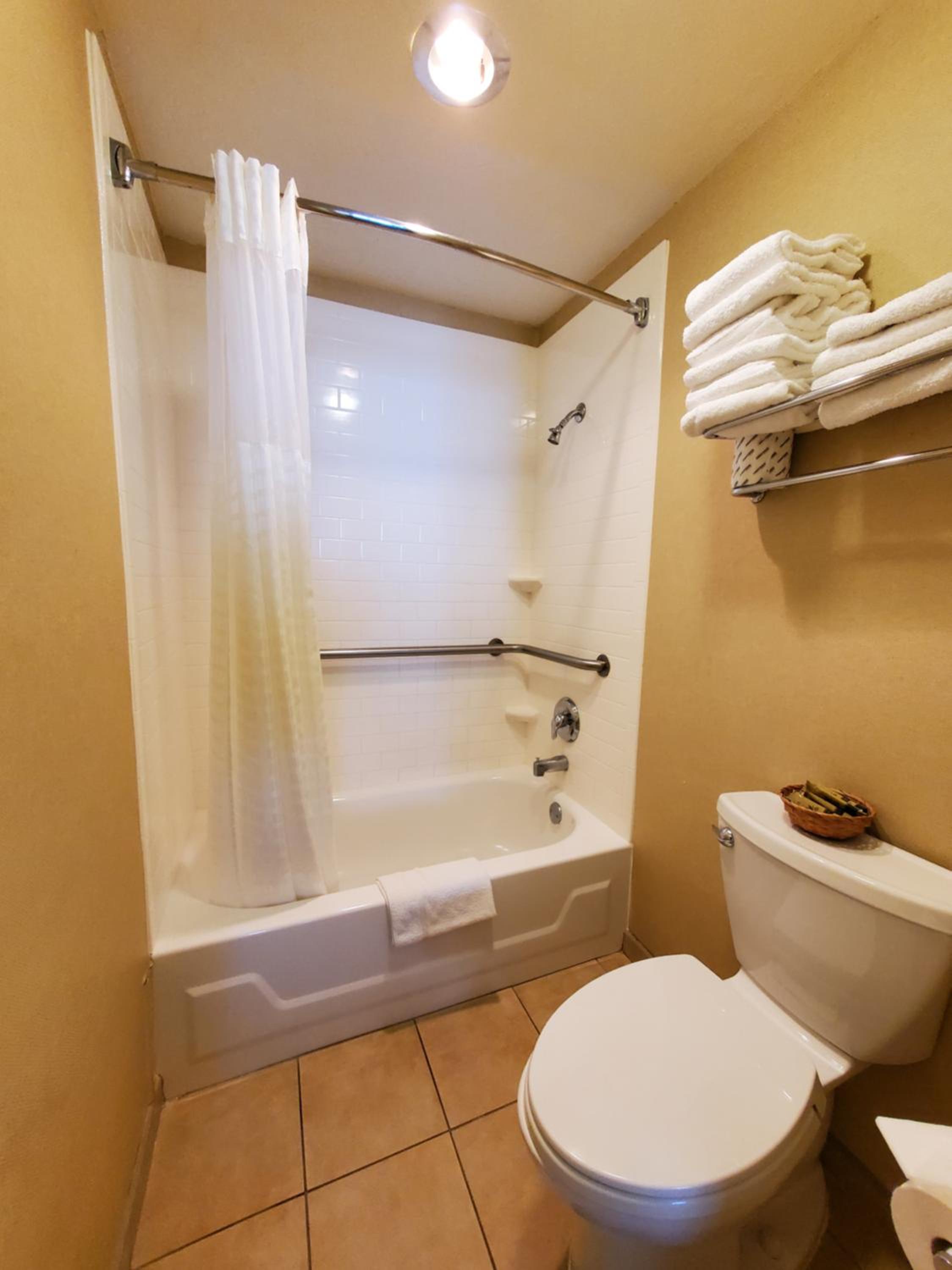 Deluxe King Room with Balcony thumbnail 6