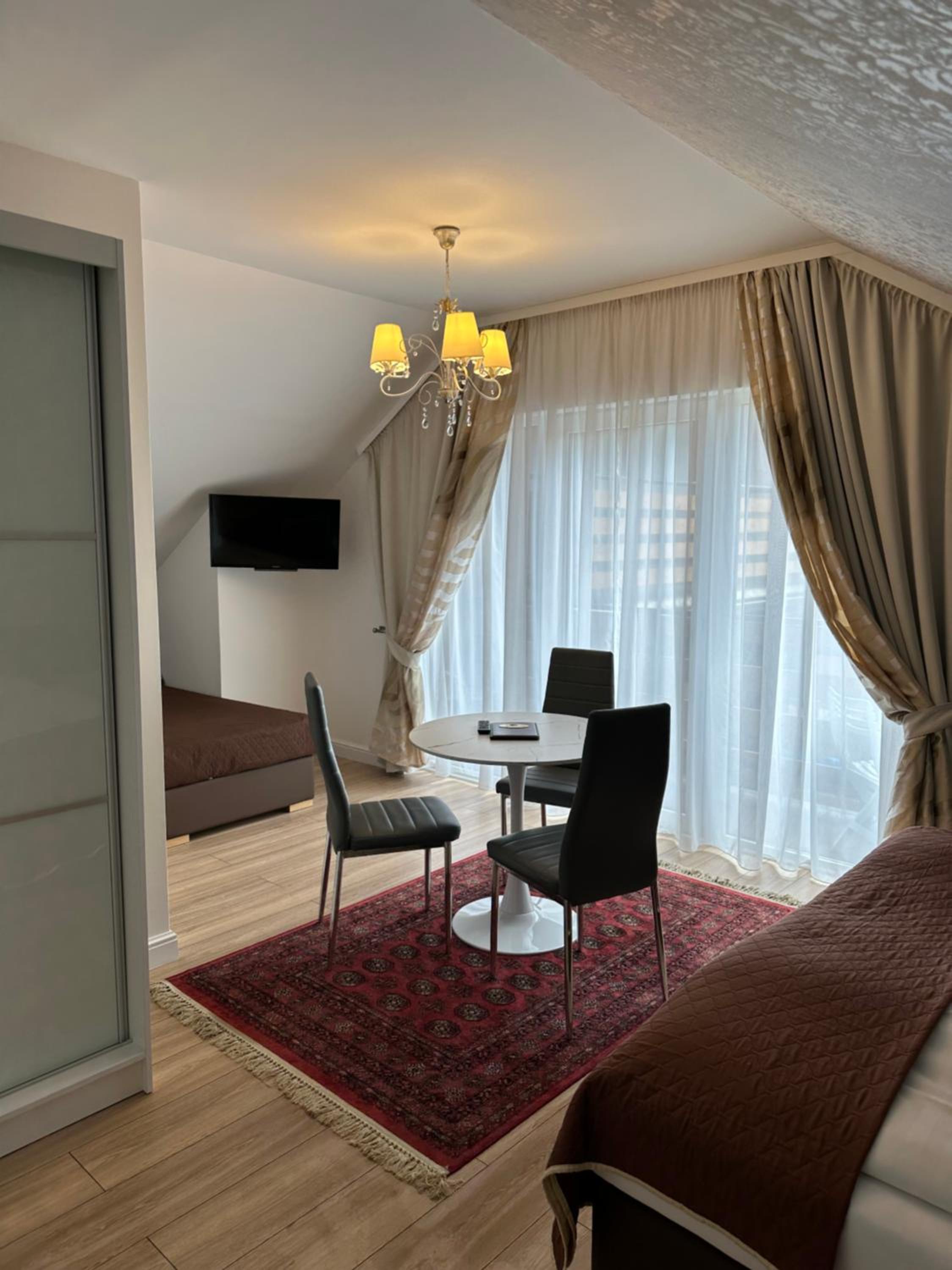 Double Room with Balcony - Photo 3