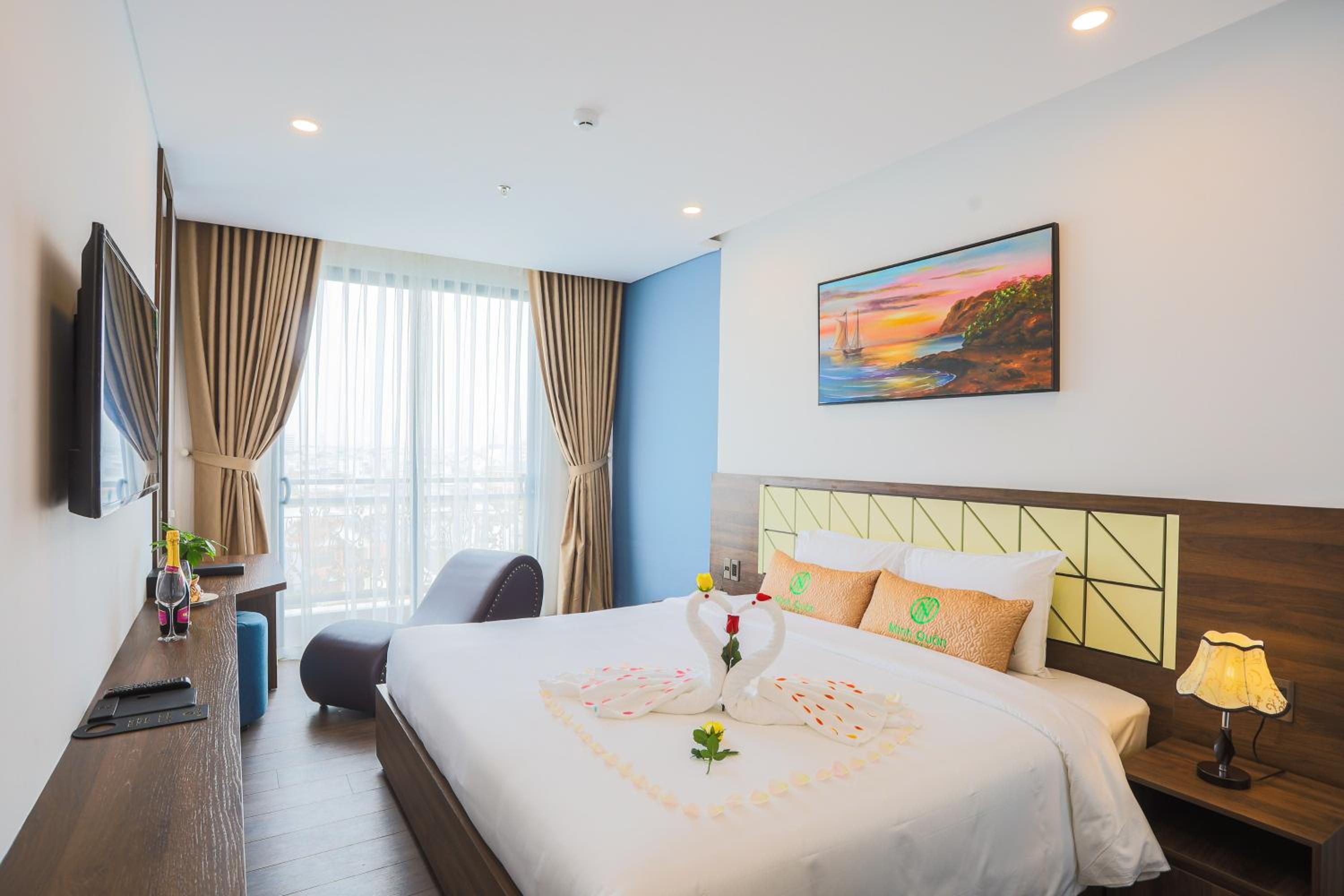 Deluxe King Room - Photo 7