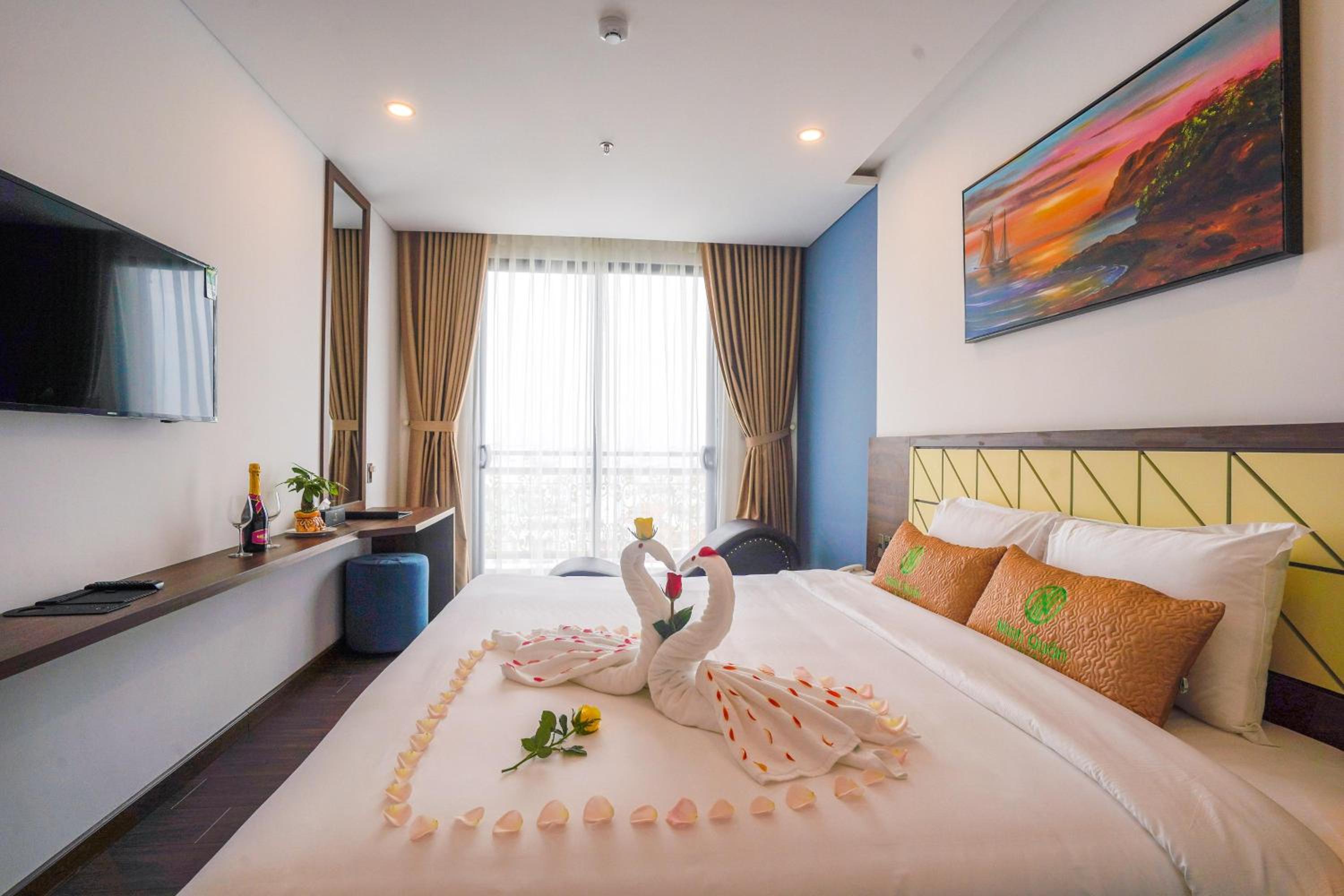 Deluxe King Room - Photo 2