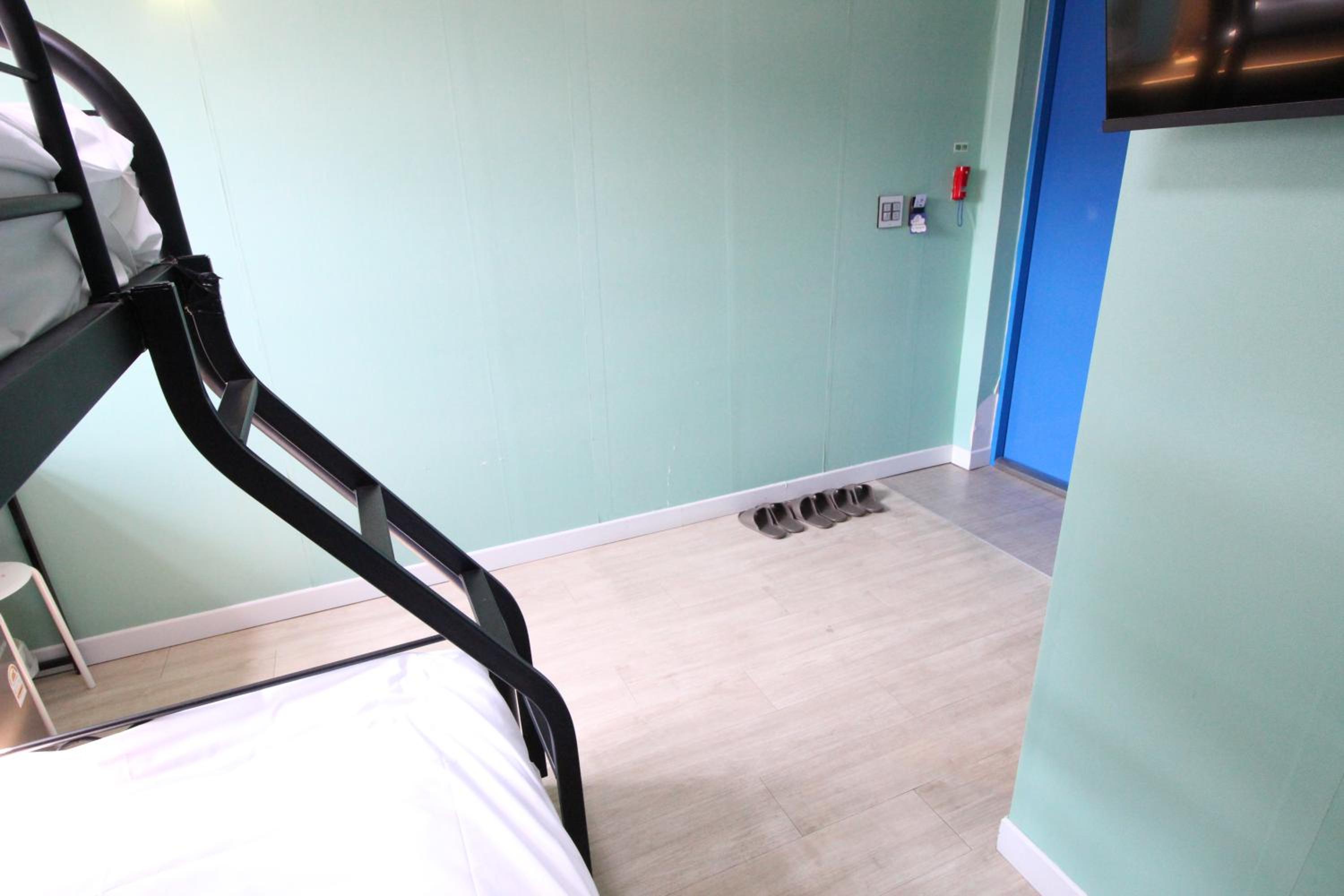 Economy Triple Room - Photo 4