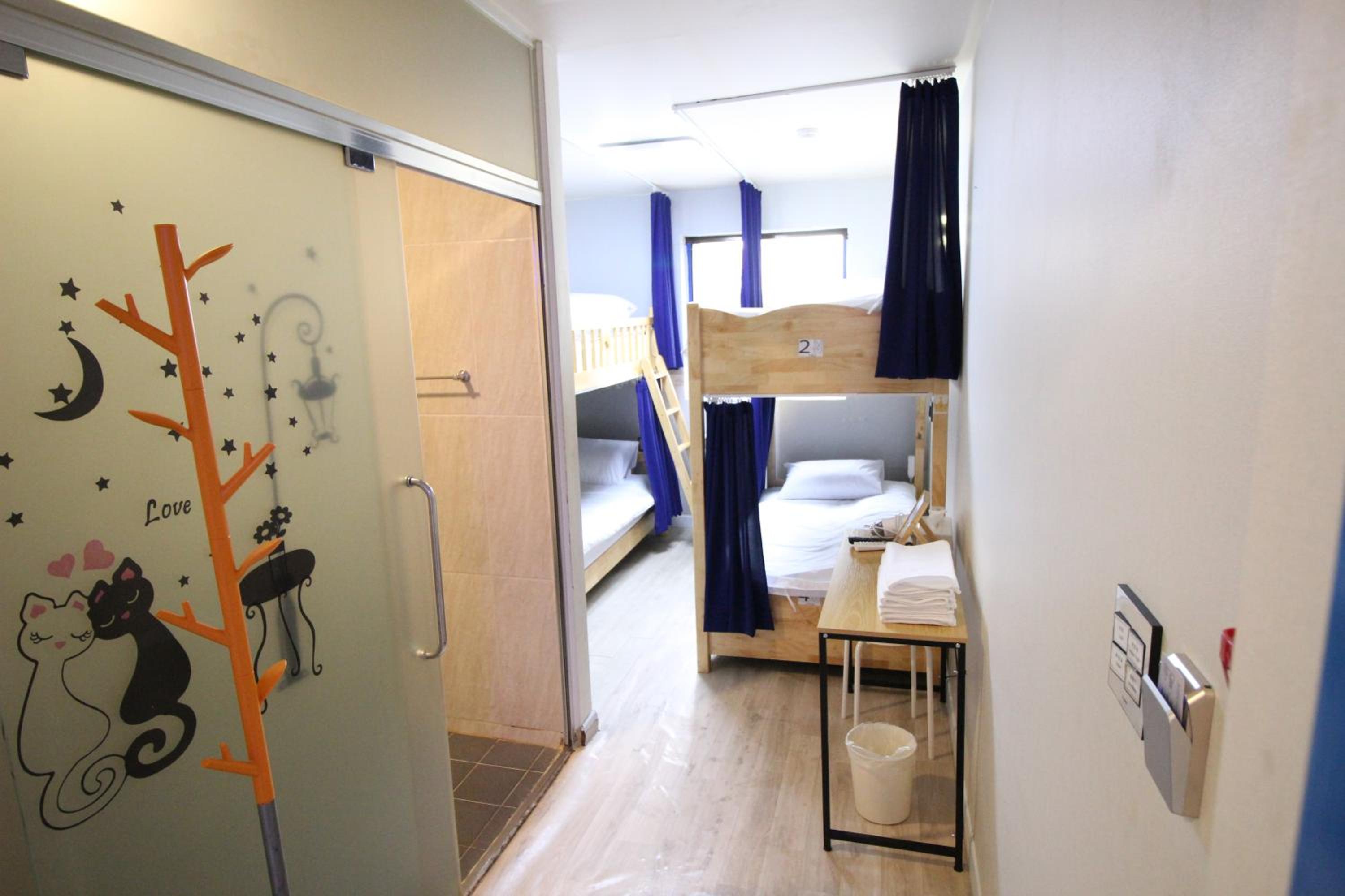 Economy Quadruple Room - Photo 5