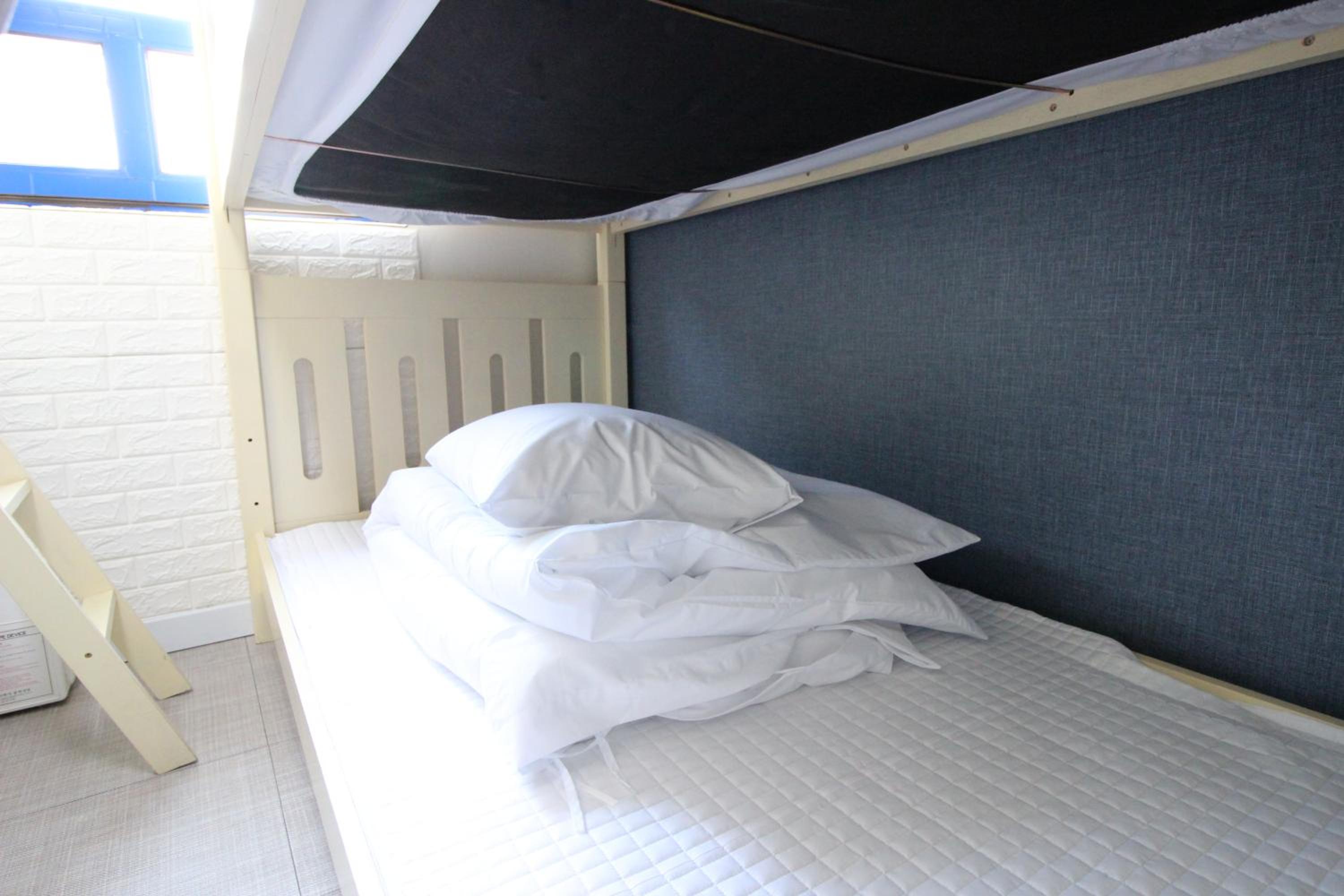 Economy Quadruple Room - Photo 4