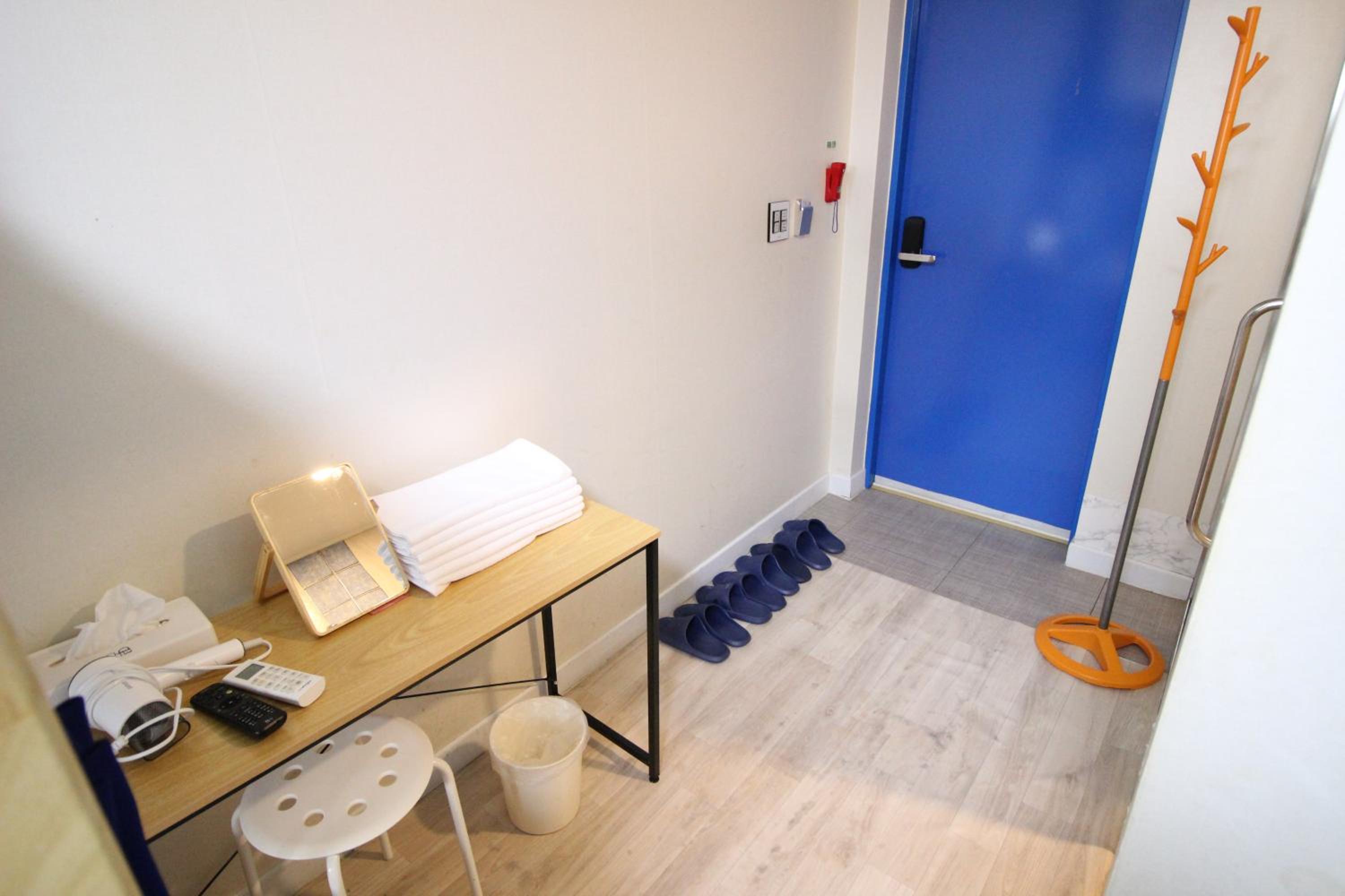 Economy Quadruple Room - Photo 8