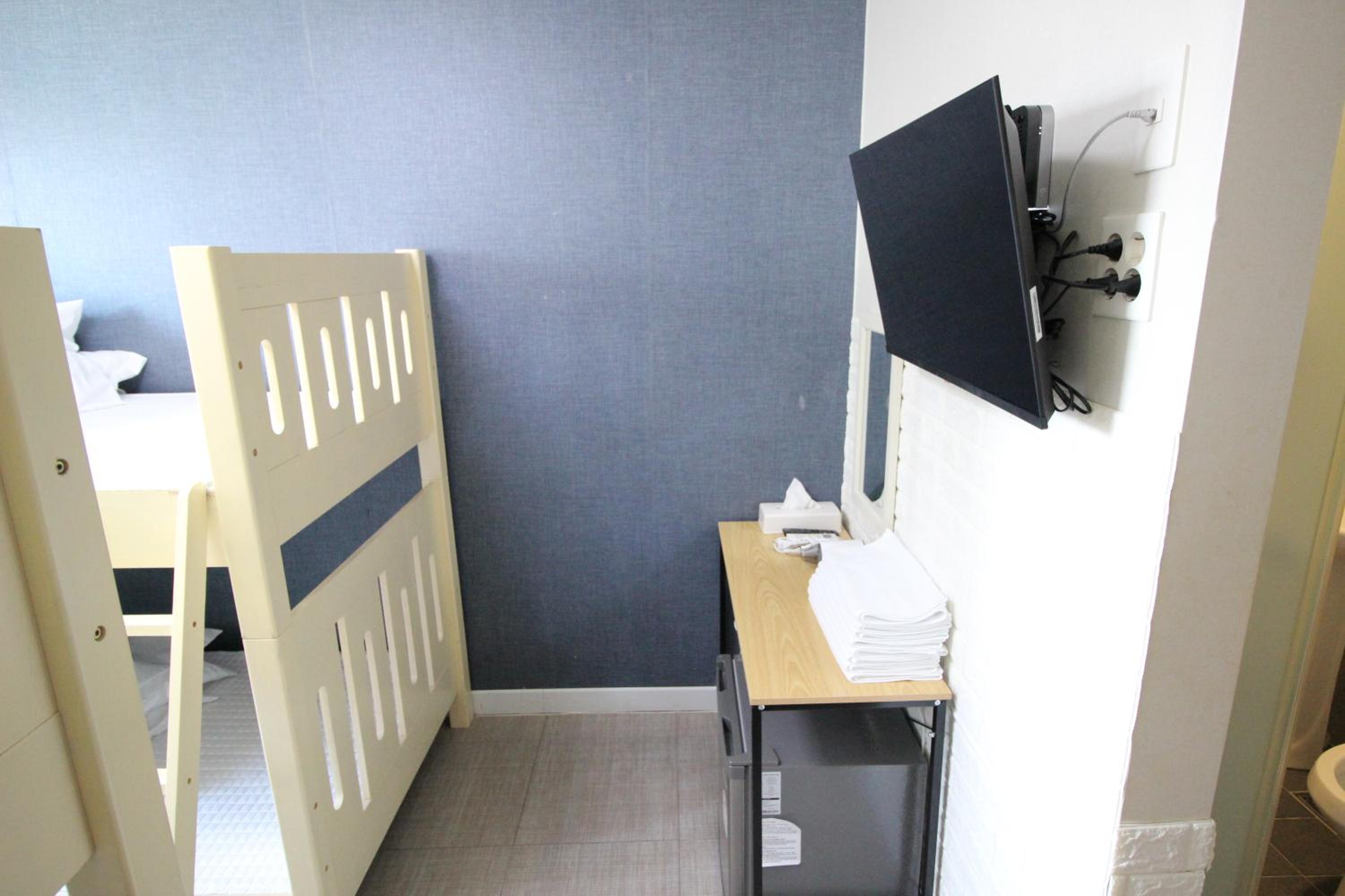 Economy Quadruple Room - Photo 7