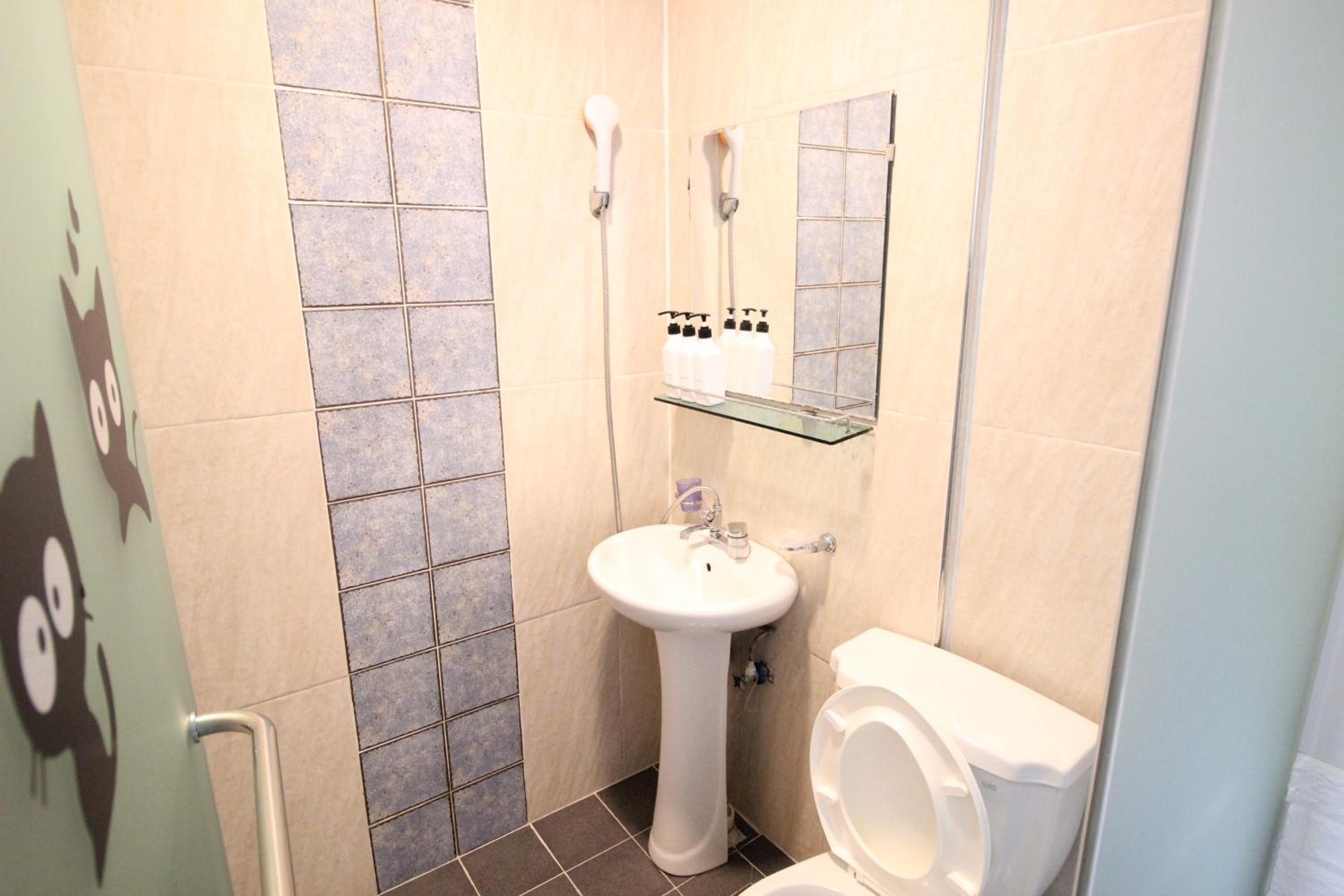 Economy Quadruple Room - Photo 15