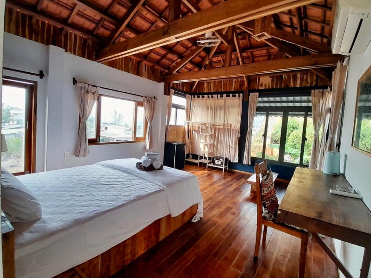 Deluxe Double Room with Side Sea View photo 2