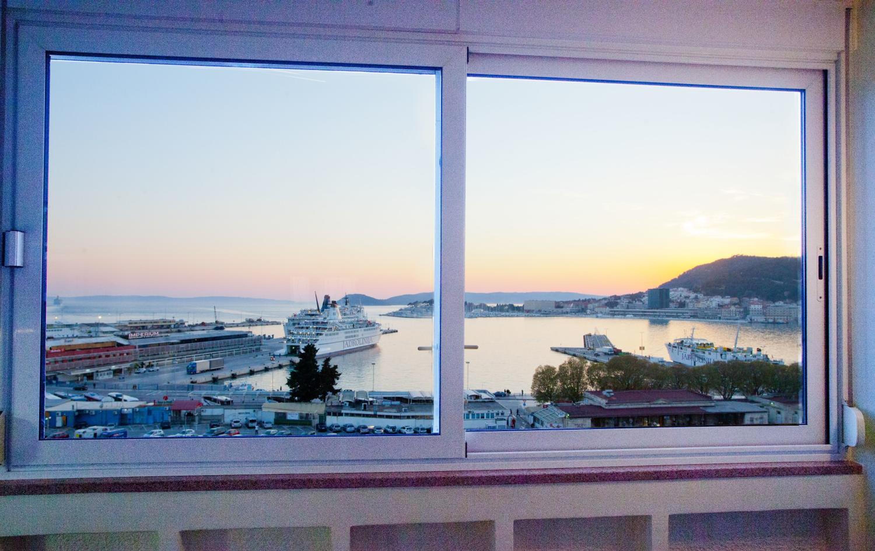 One-Bedroom Apartment with Balcony and Sea View - Photo 9