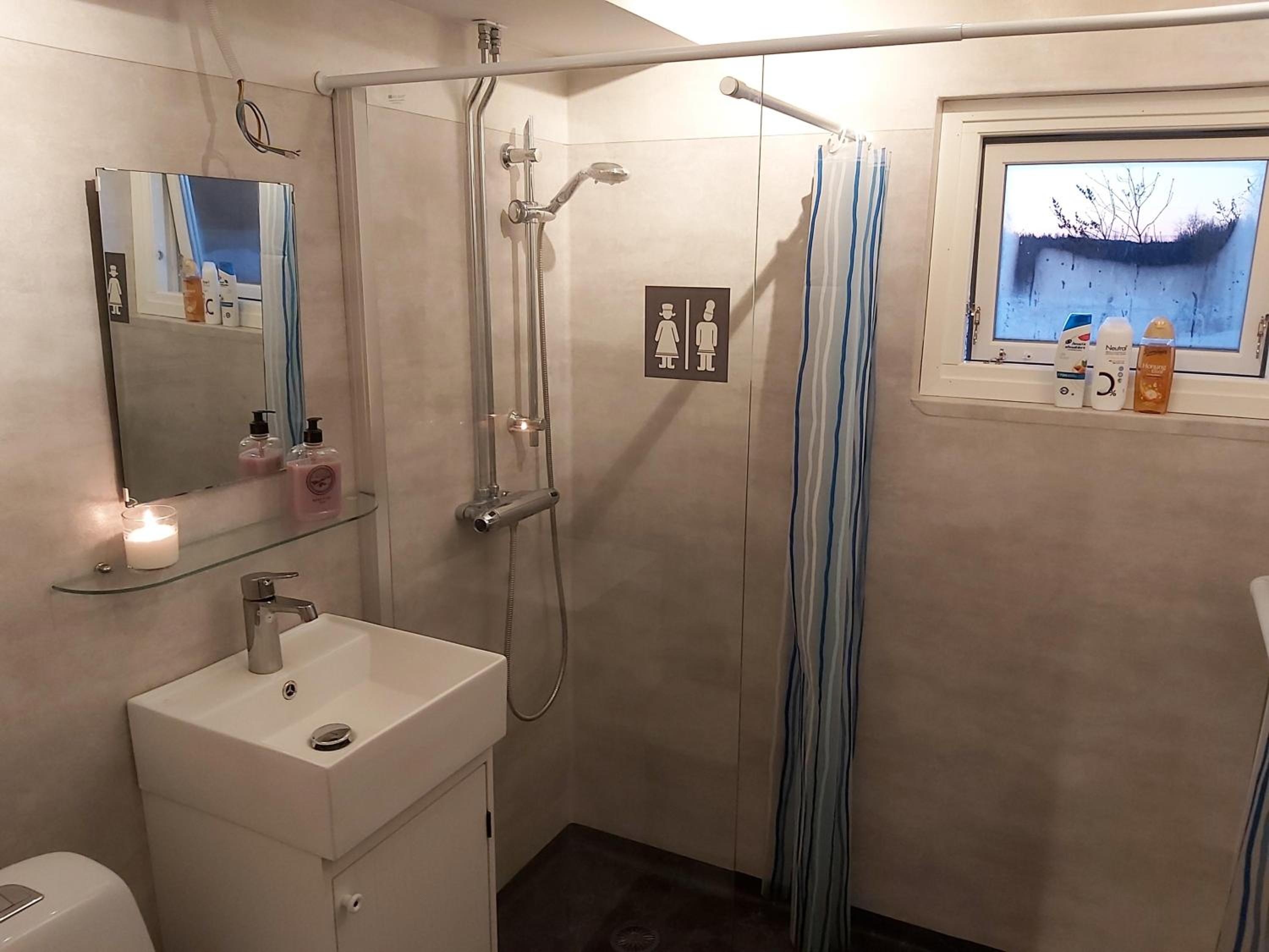 One-Bedroom House - Photo 10